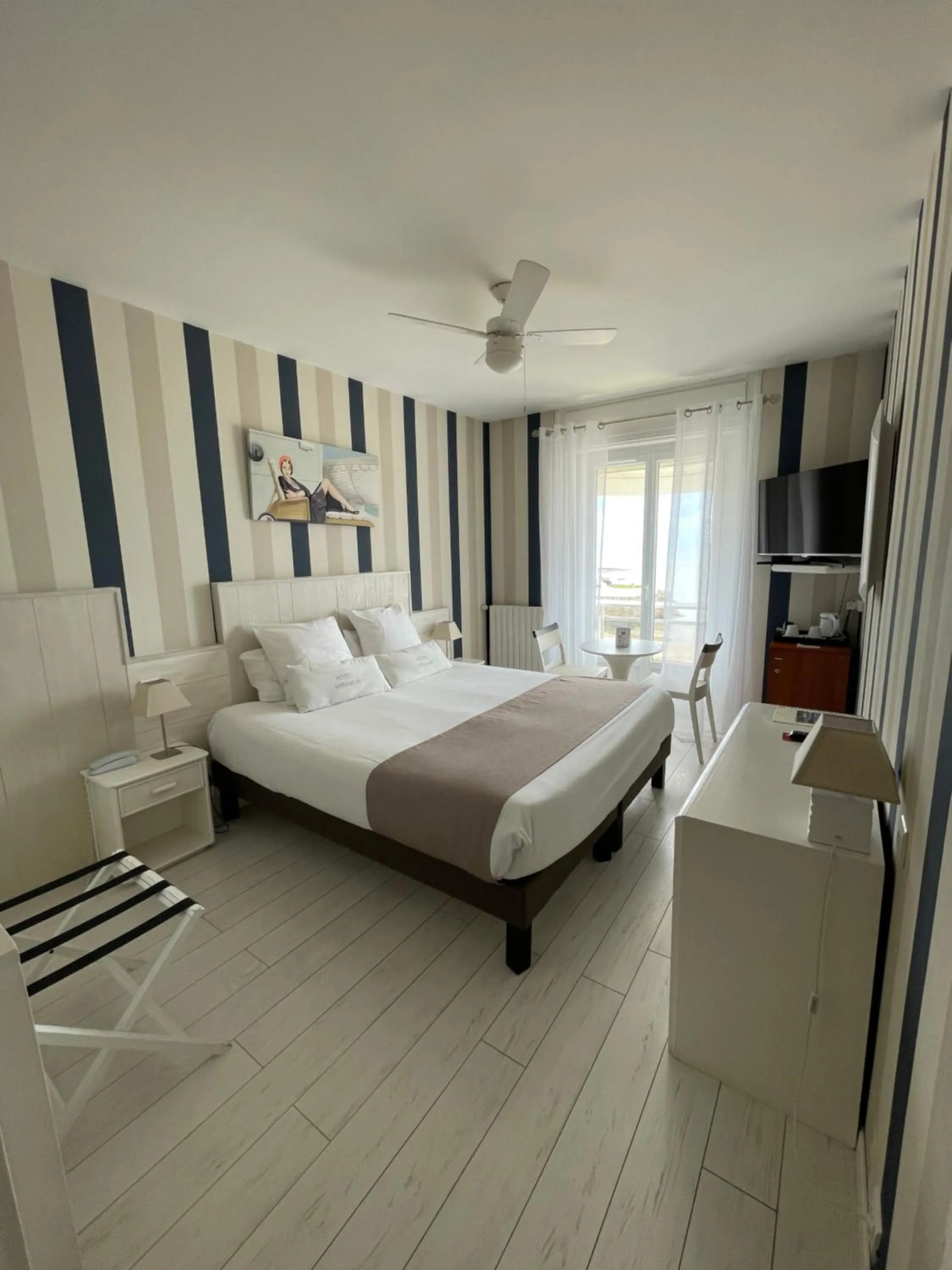 Photo of the whole room, Bed in Hôtel The Originals Miramar, Royan Pontaillac