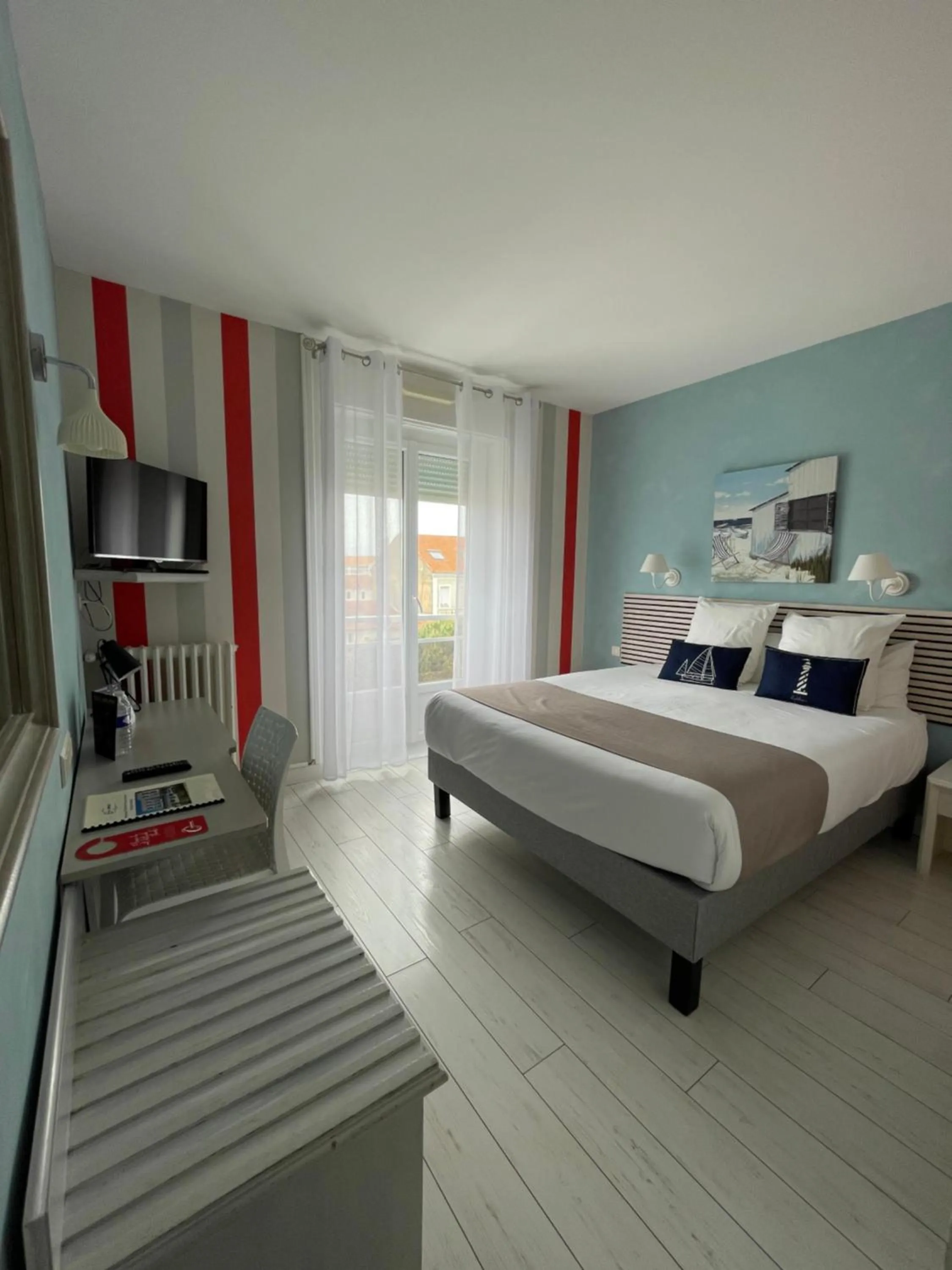 Photo of the whole room, Bed in Hôtel The Originals Miramar, Royan Pontaillac