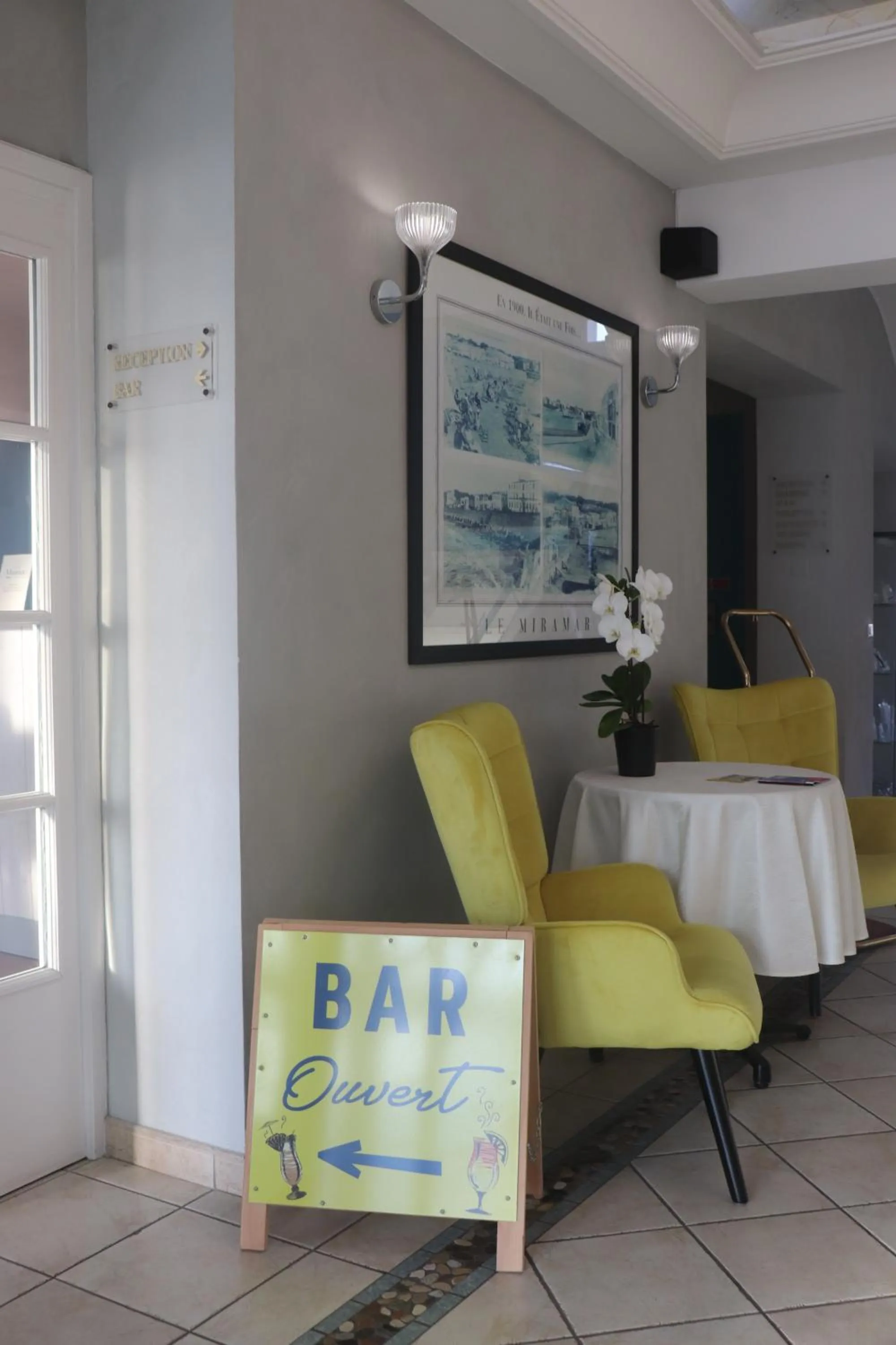 Lobby or reception in Hôtel The Originals Miramar, Royan Pontaillac