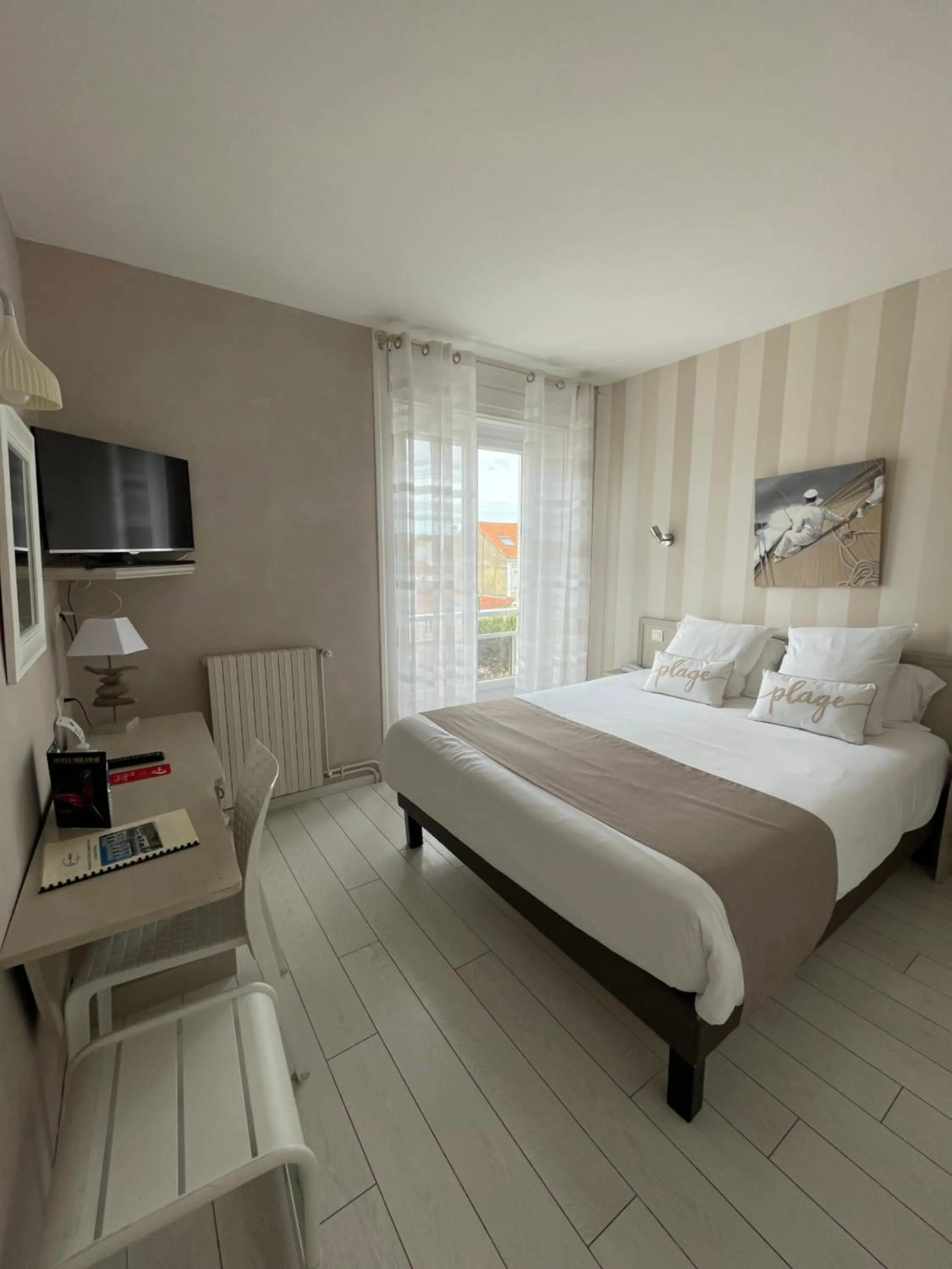 Photo of the whole room, Bed in Hôtel The Originals Miramar, Royan Pontaillac