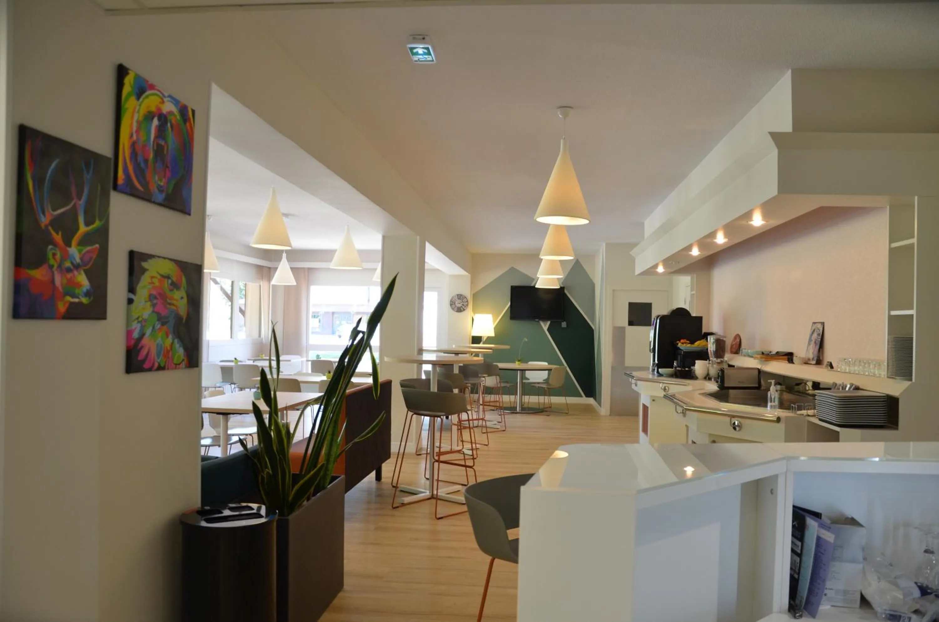 Lounge or bar in The Originals City, Hôtel Amys, Tarbes Sud