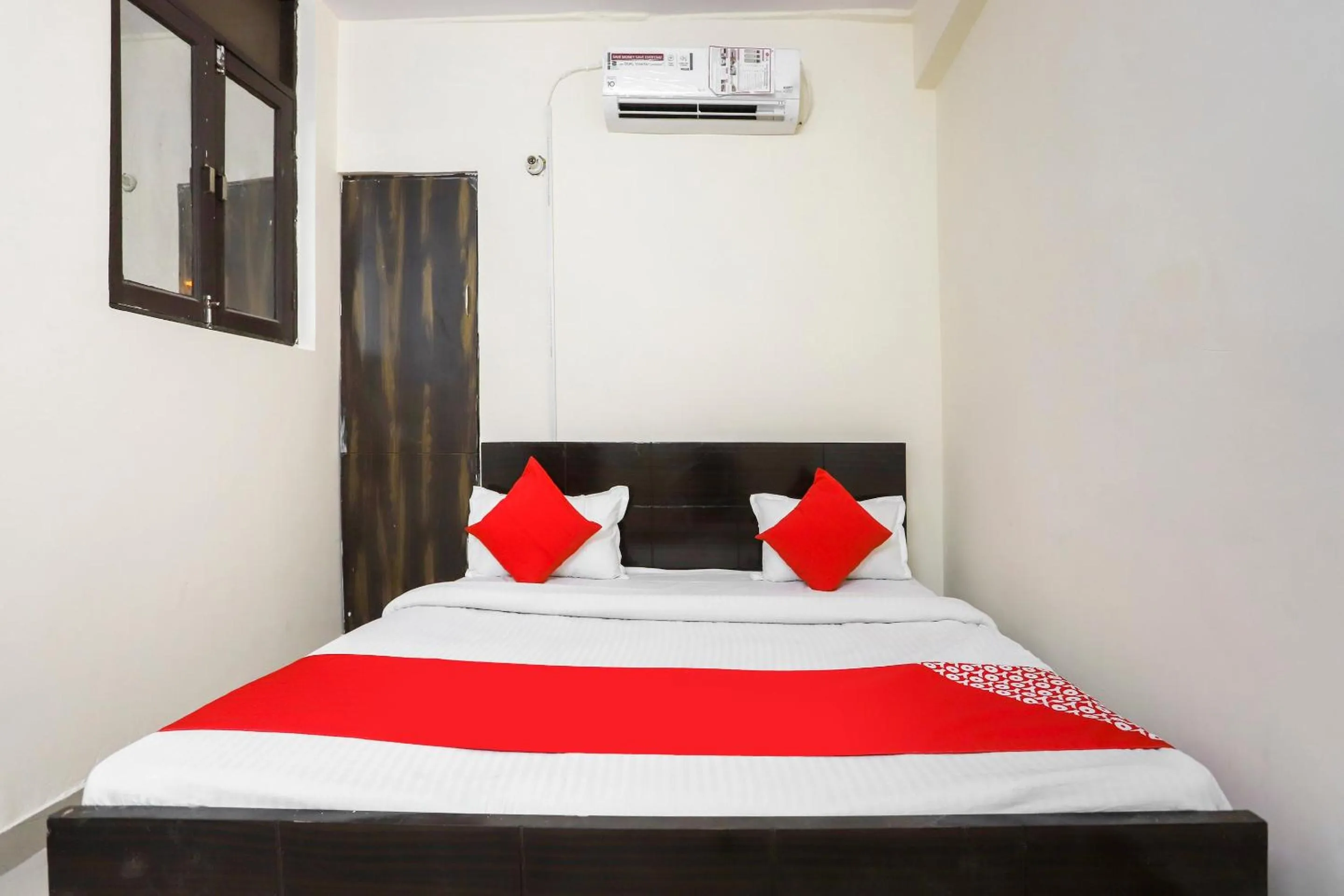 Bathroom, Bed in Hotel O Royal Residency