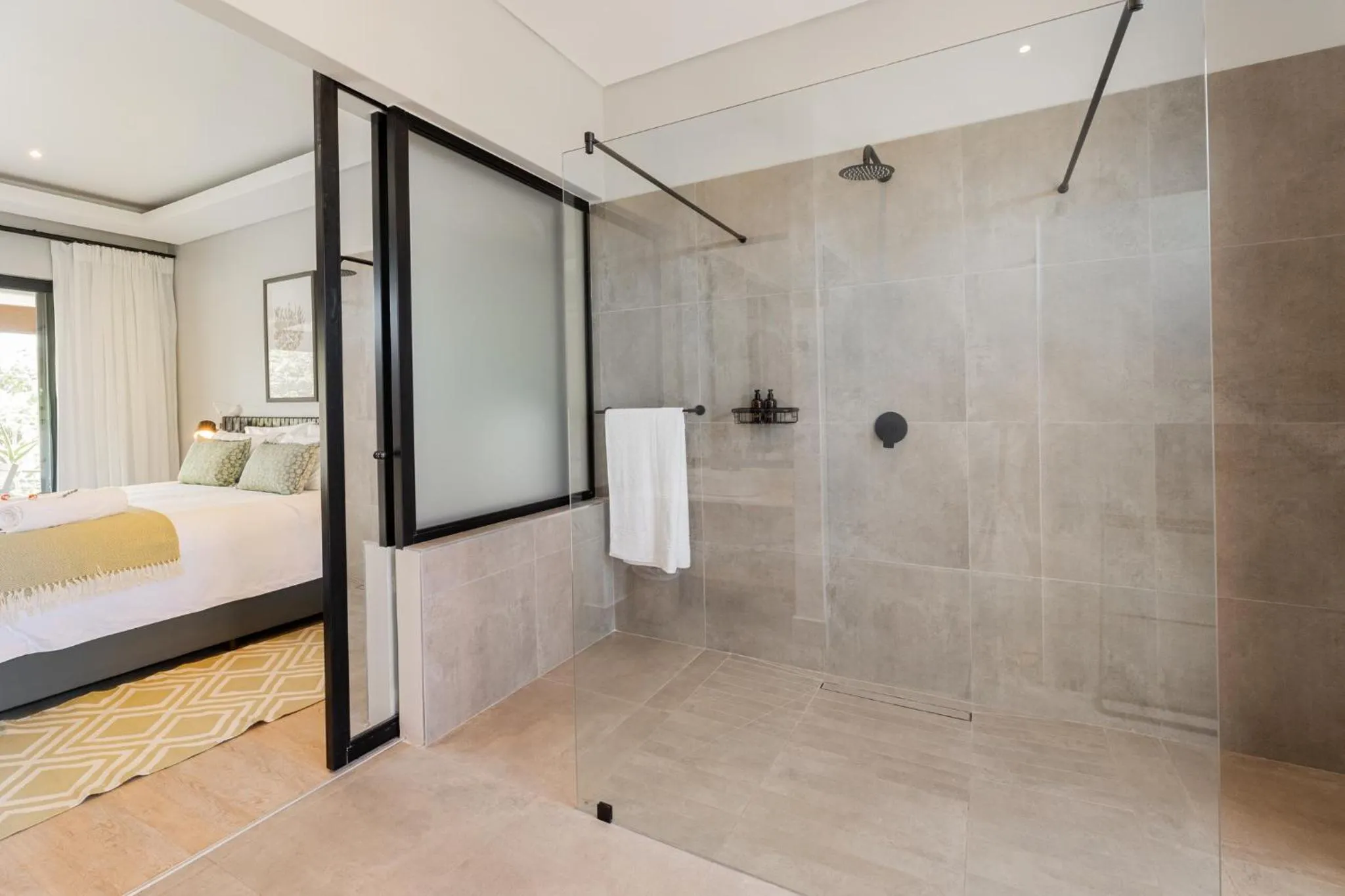 Shower, Bed in Hotel Olivewood