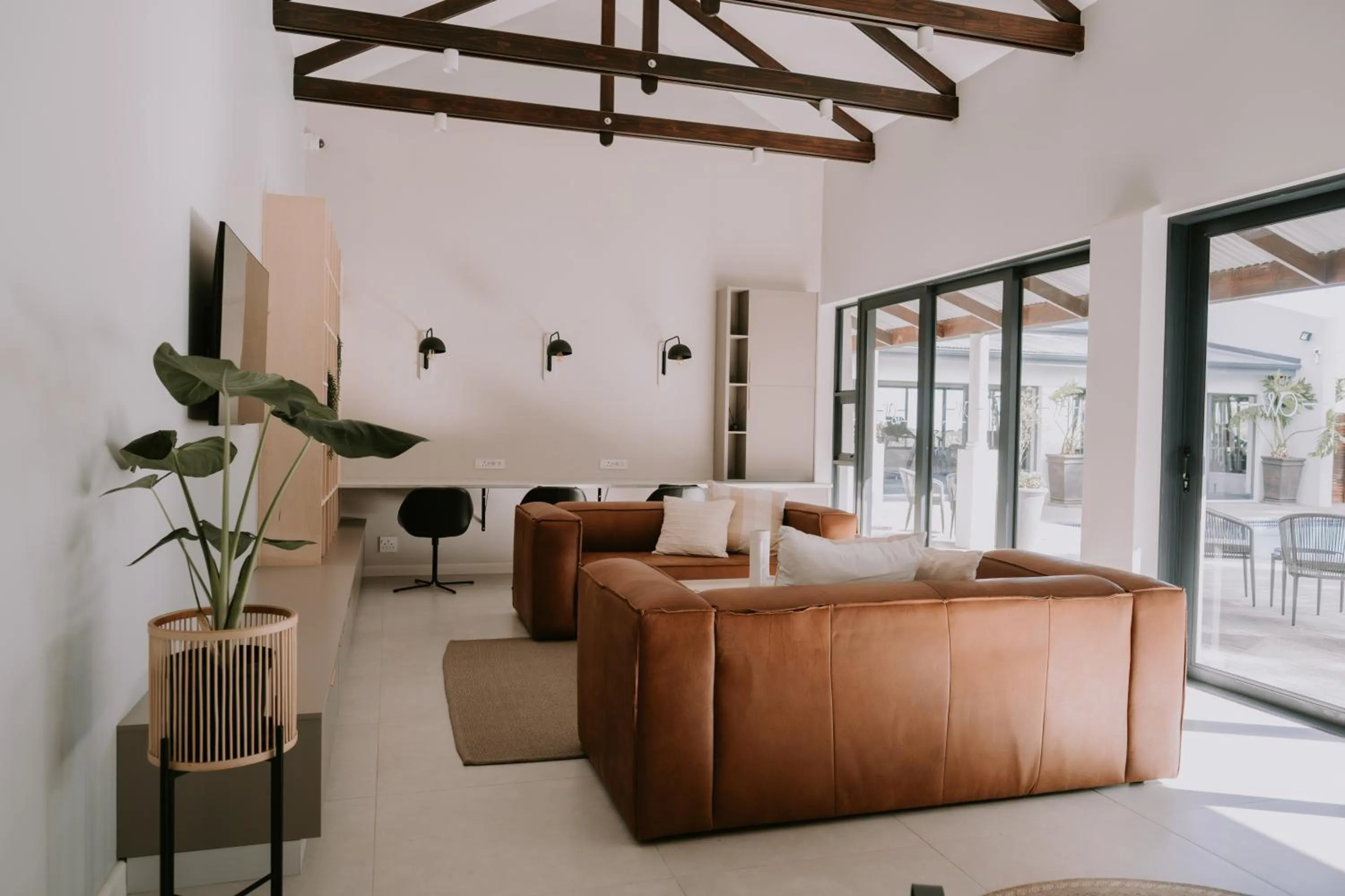 Communal lounge/ TV room in Hotel Olivewood