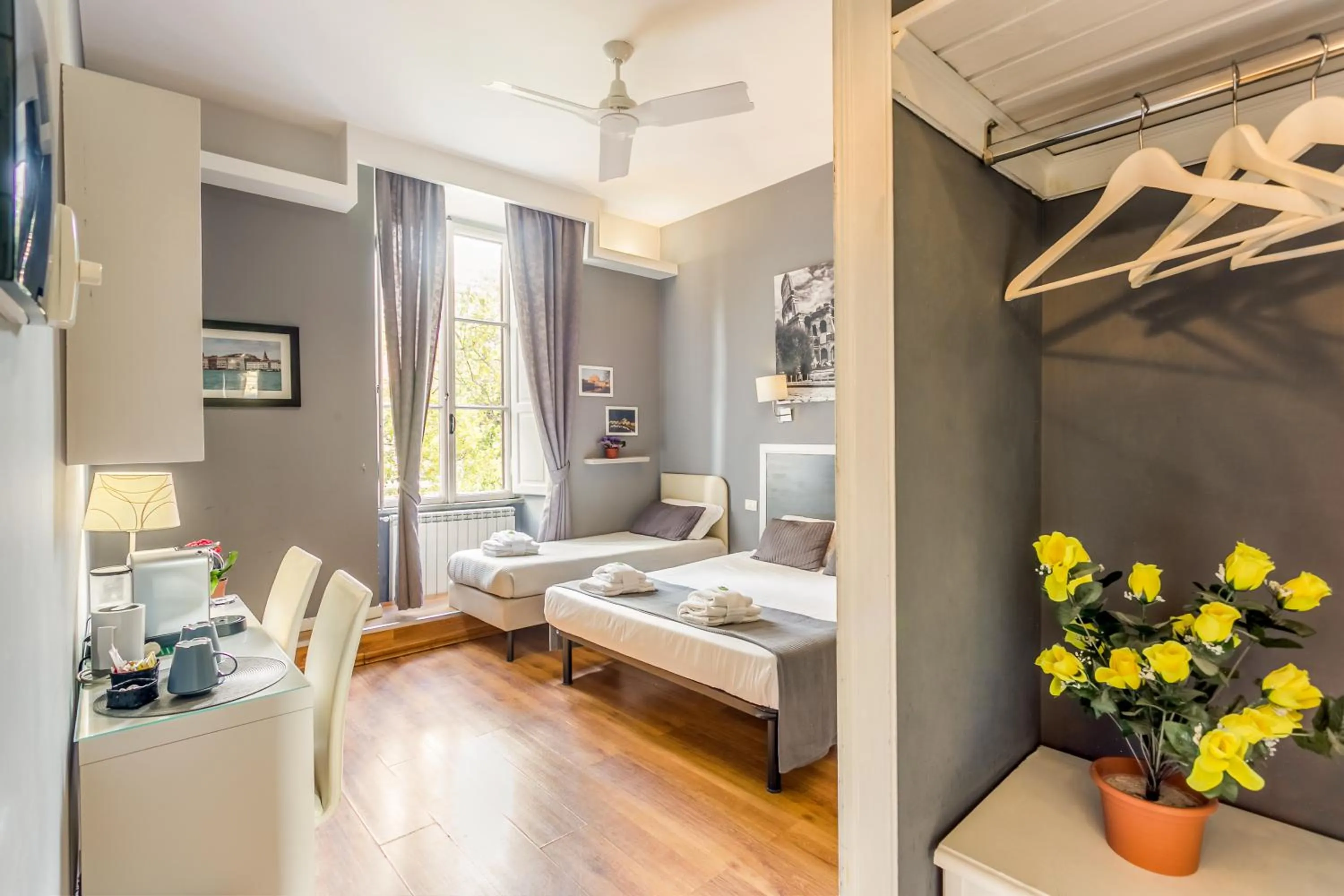 Living room, Bed in AmoRoma Suite