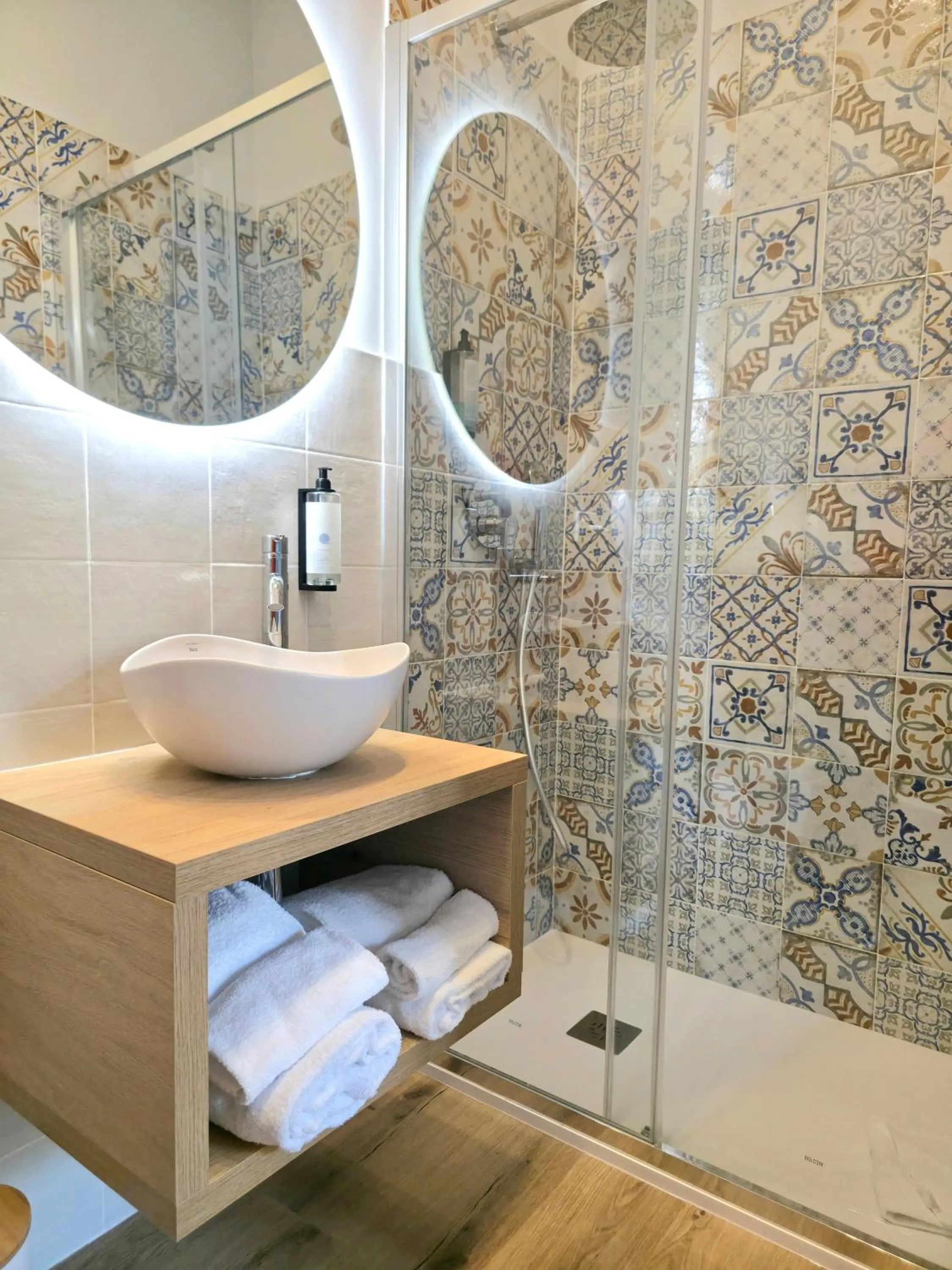 Shower in AmoRoma Suite