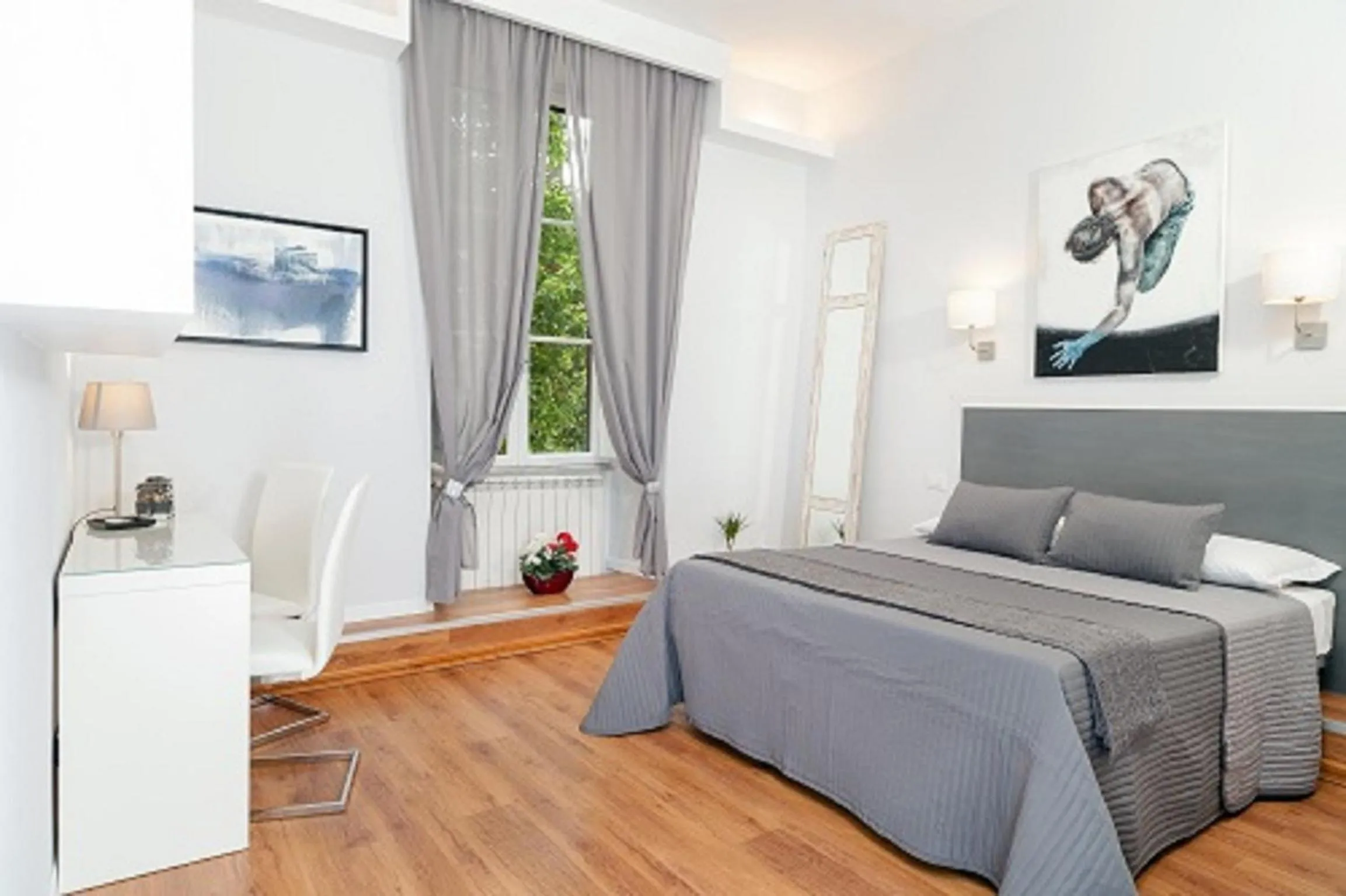 Photo of the whole room, Bed in AmoRoma Suite