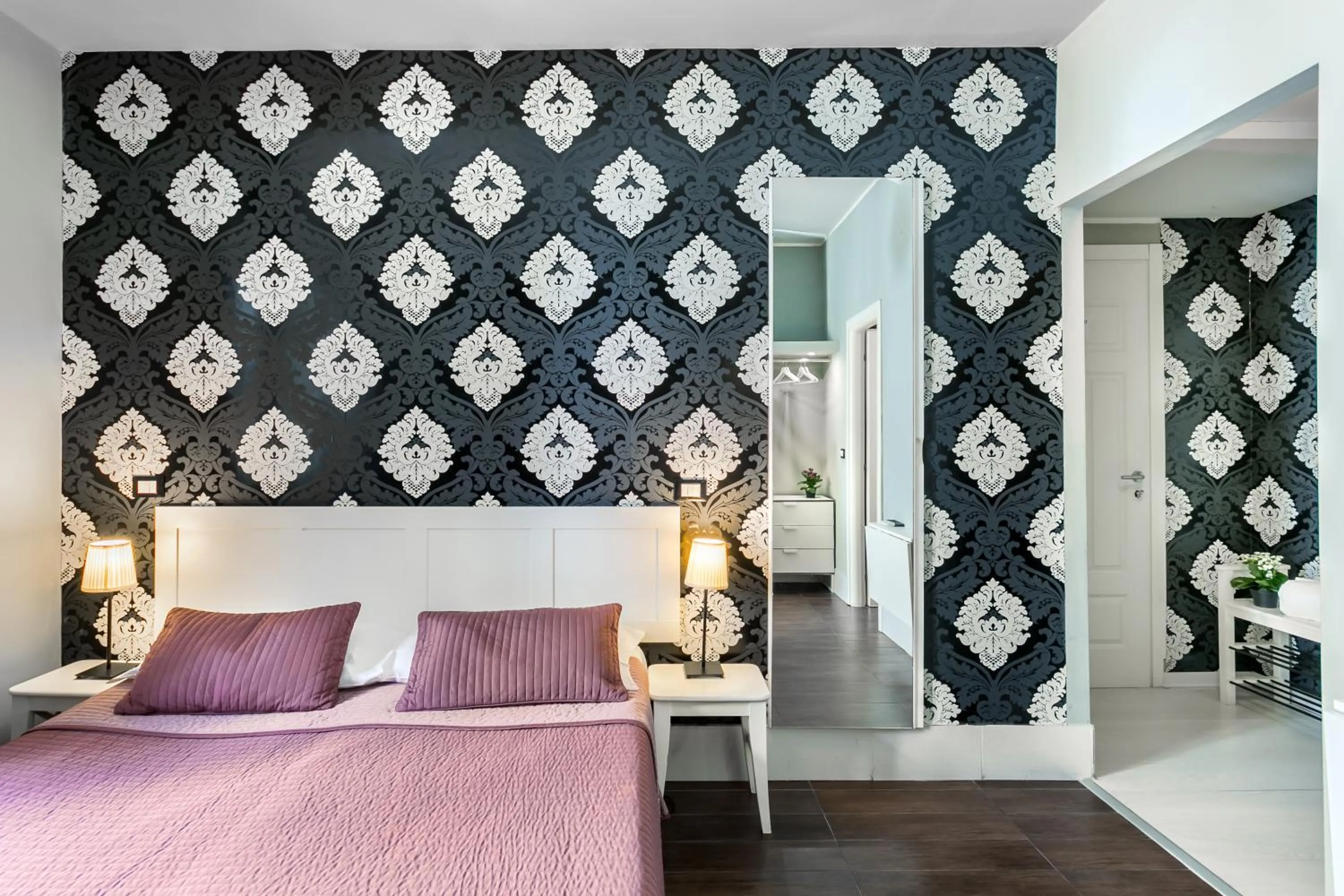 Photo of the whole room, Bed in AmoRoma Suite