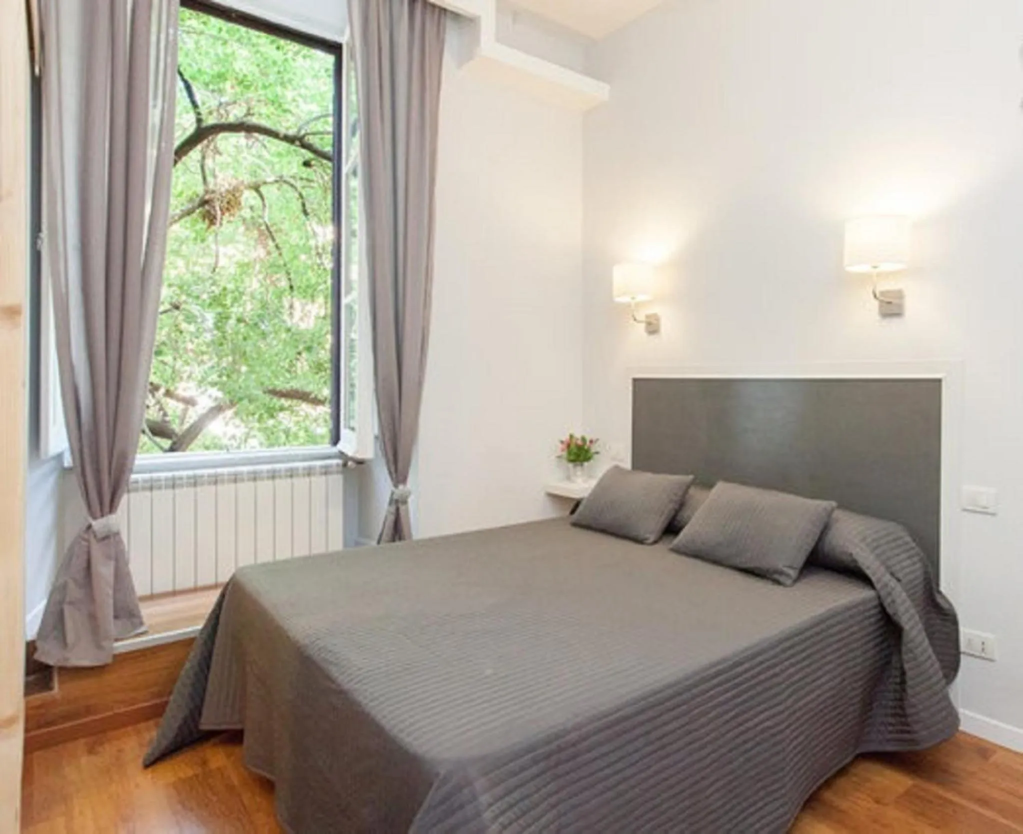 Photo of the whole room, Bed in AmoRoma Suite