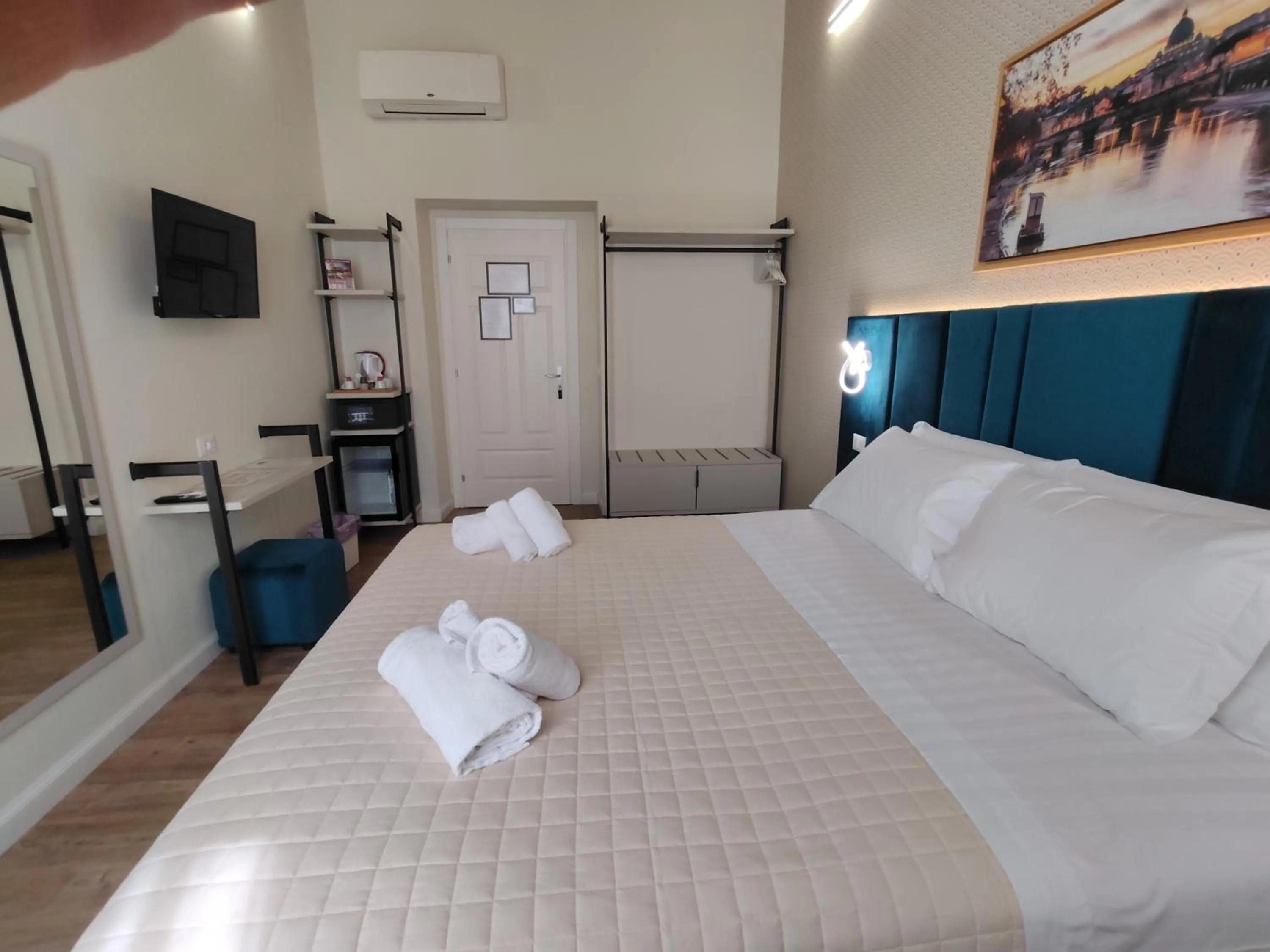 Bedroom, Bed in AmoRoma Suite