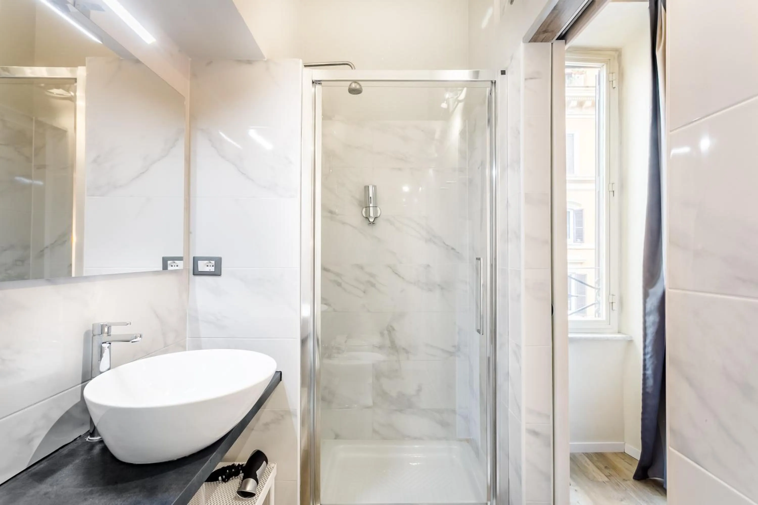 Shower in AmoRoma Suite