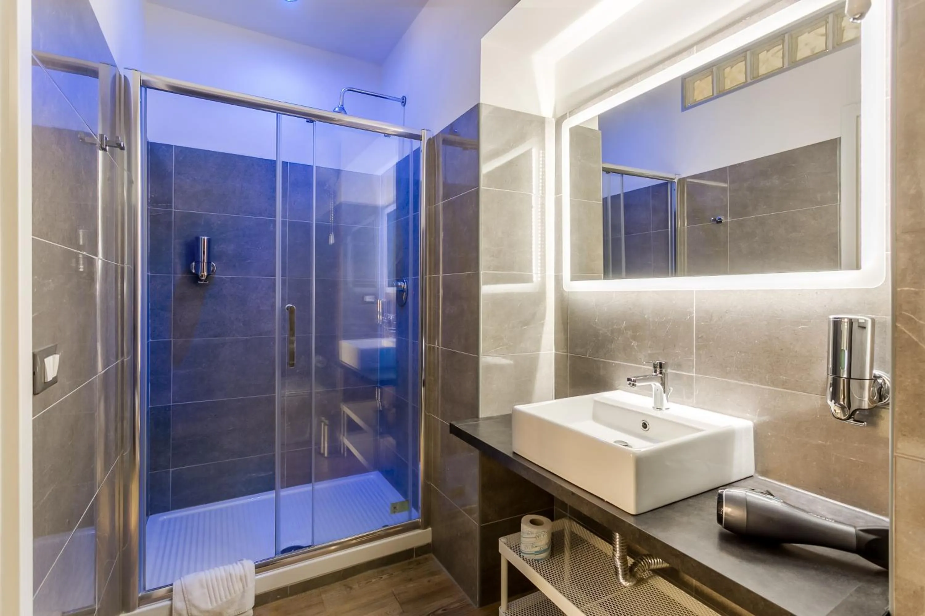 Shower in AmoRoma Suite
