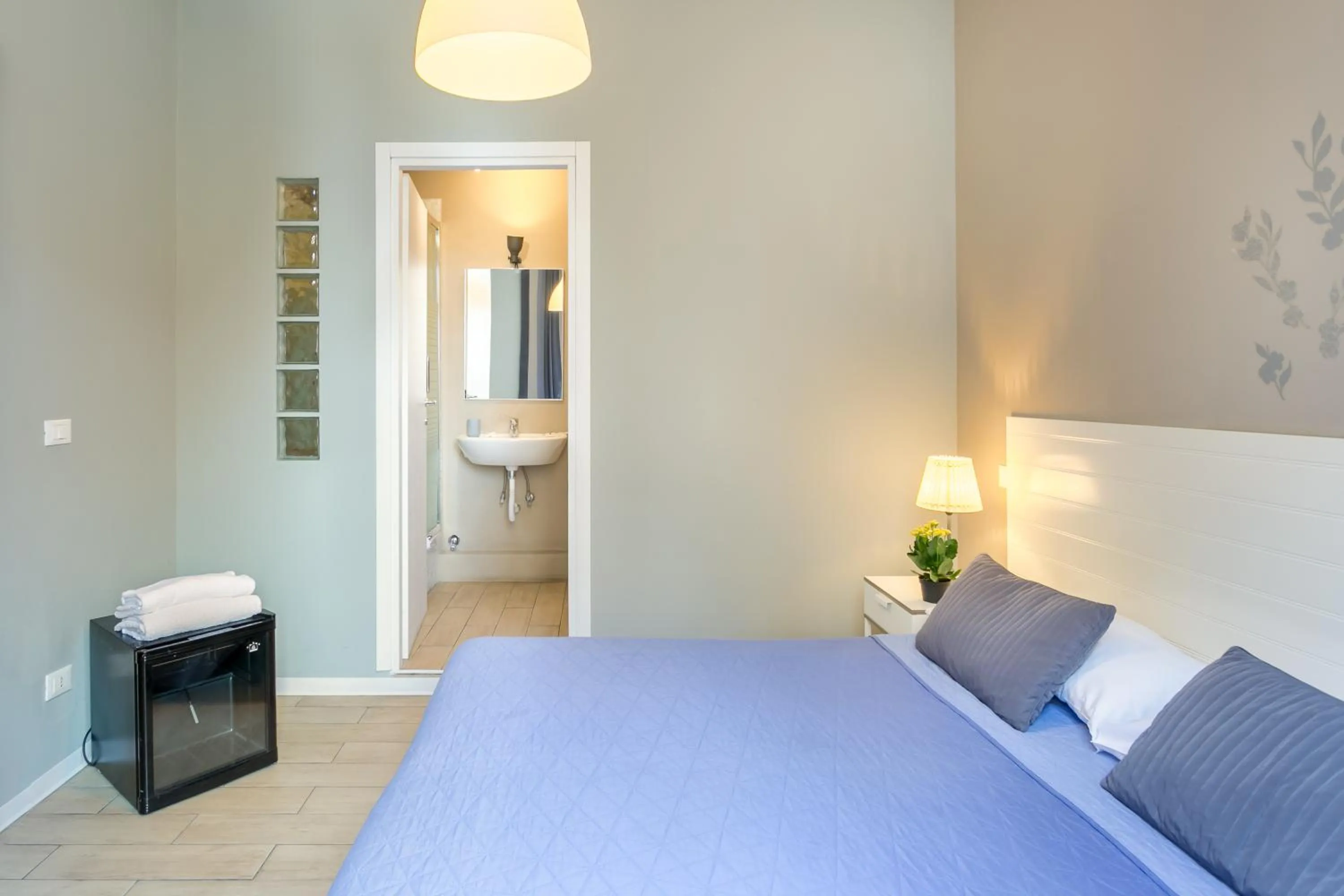 Photo of the whole room, Bed in AmoRoma Suite