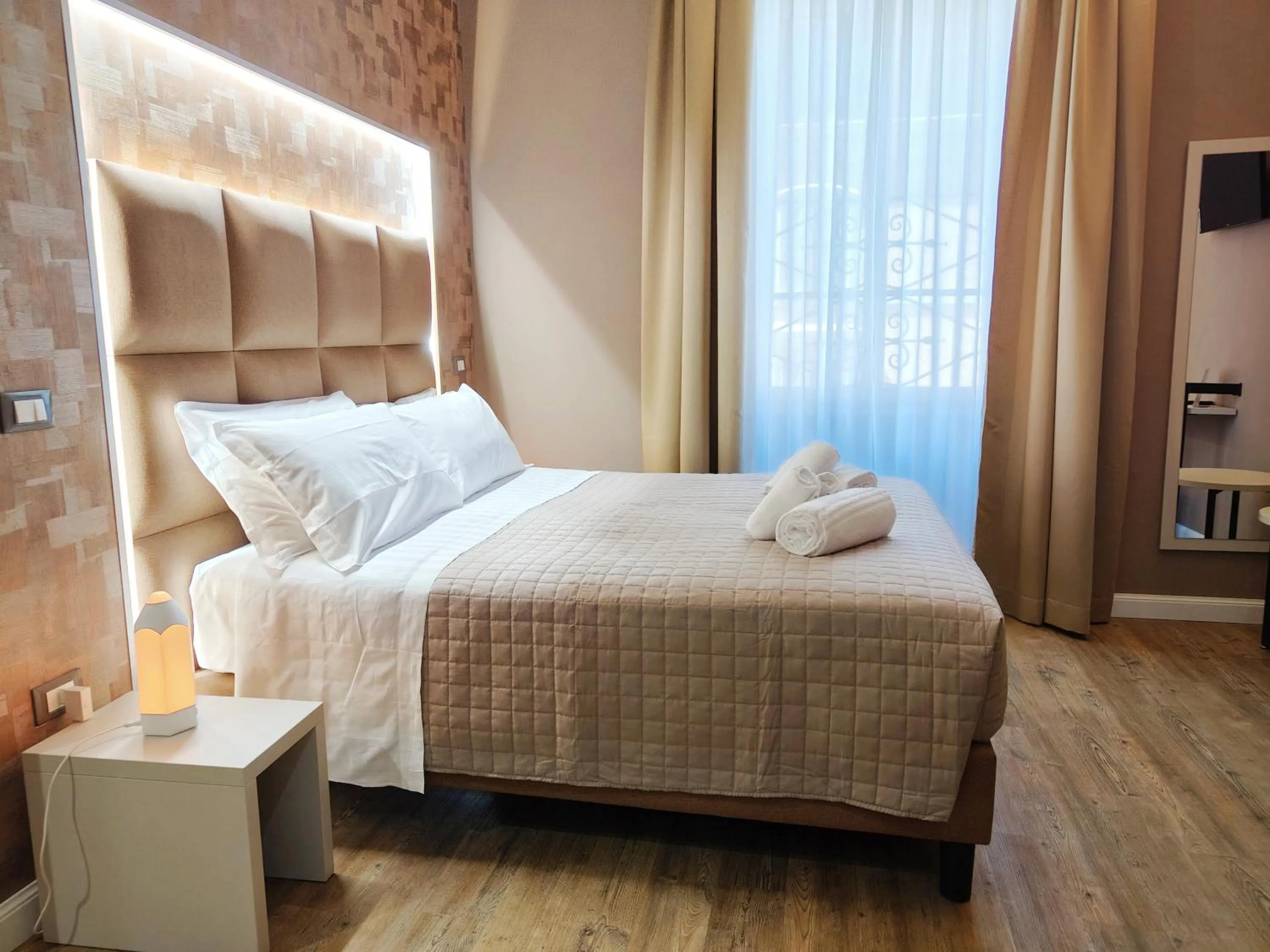 Photo of the whole room, Bed in AmoRoma Suite