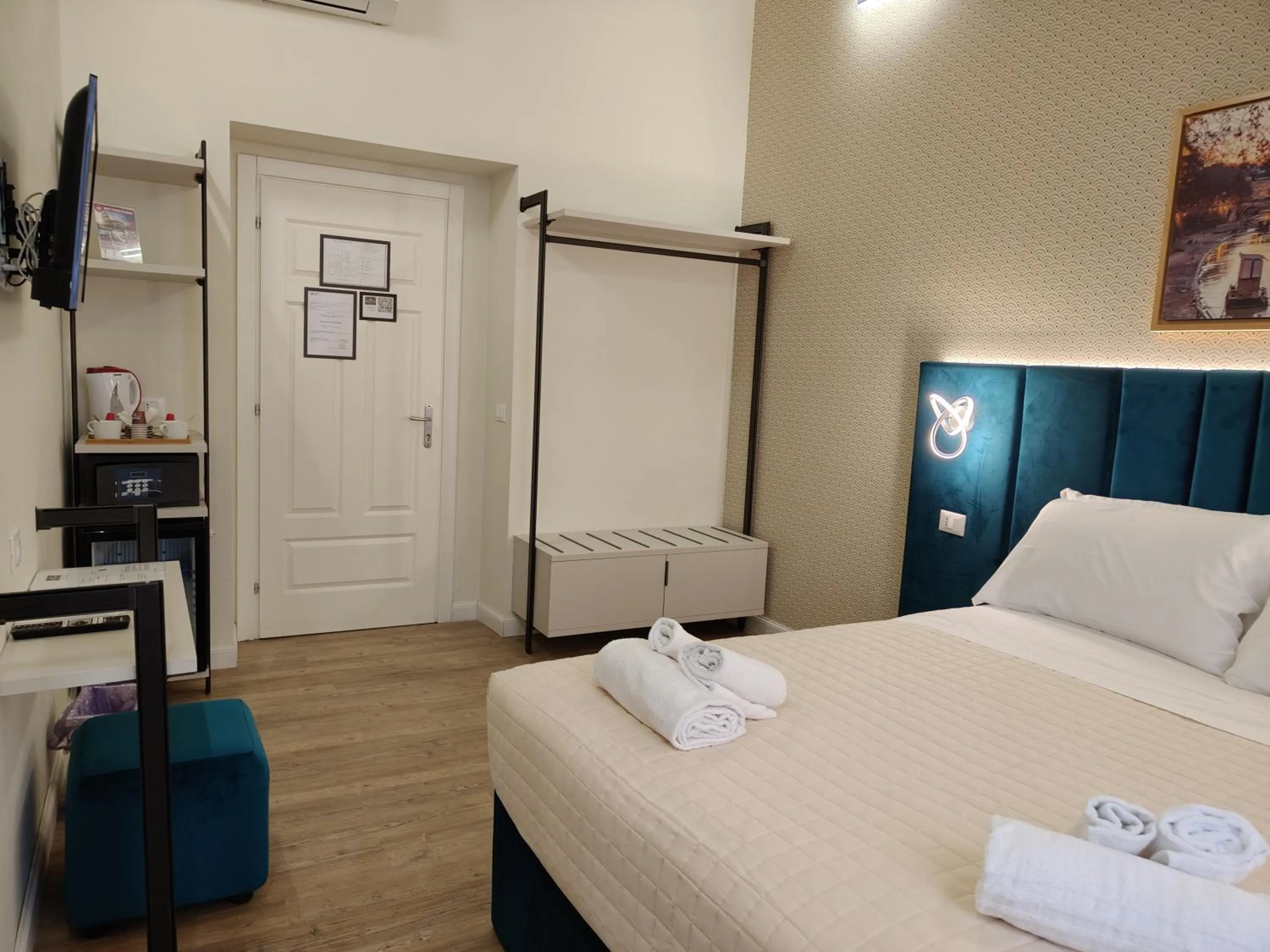 Bedroom, Bed in AmoRoma Suite