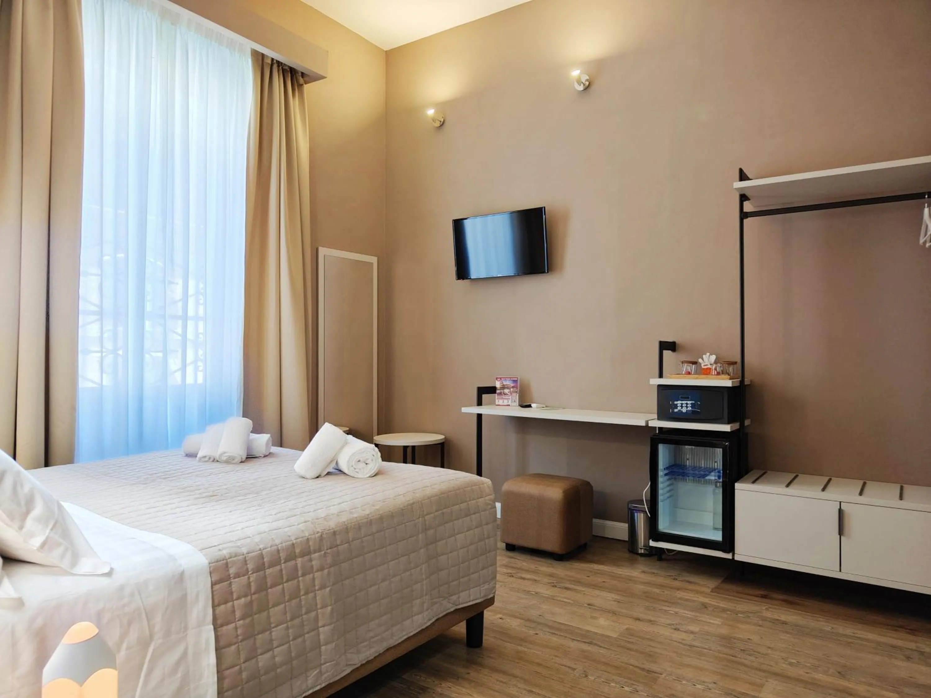 Photo of the whole room, Bed in AmoRoma Suite