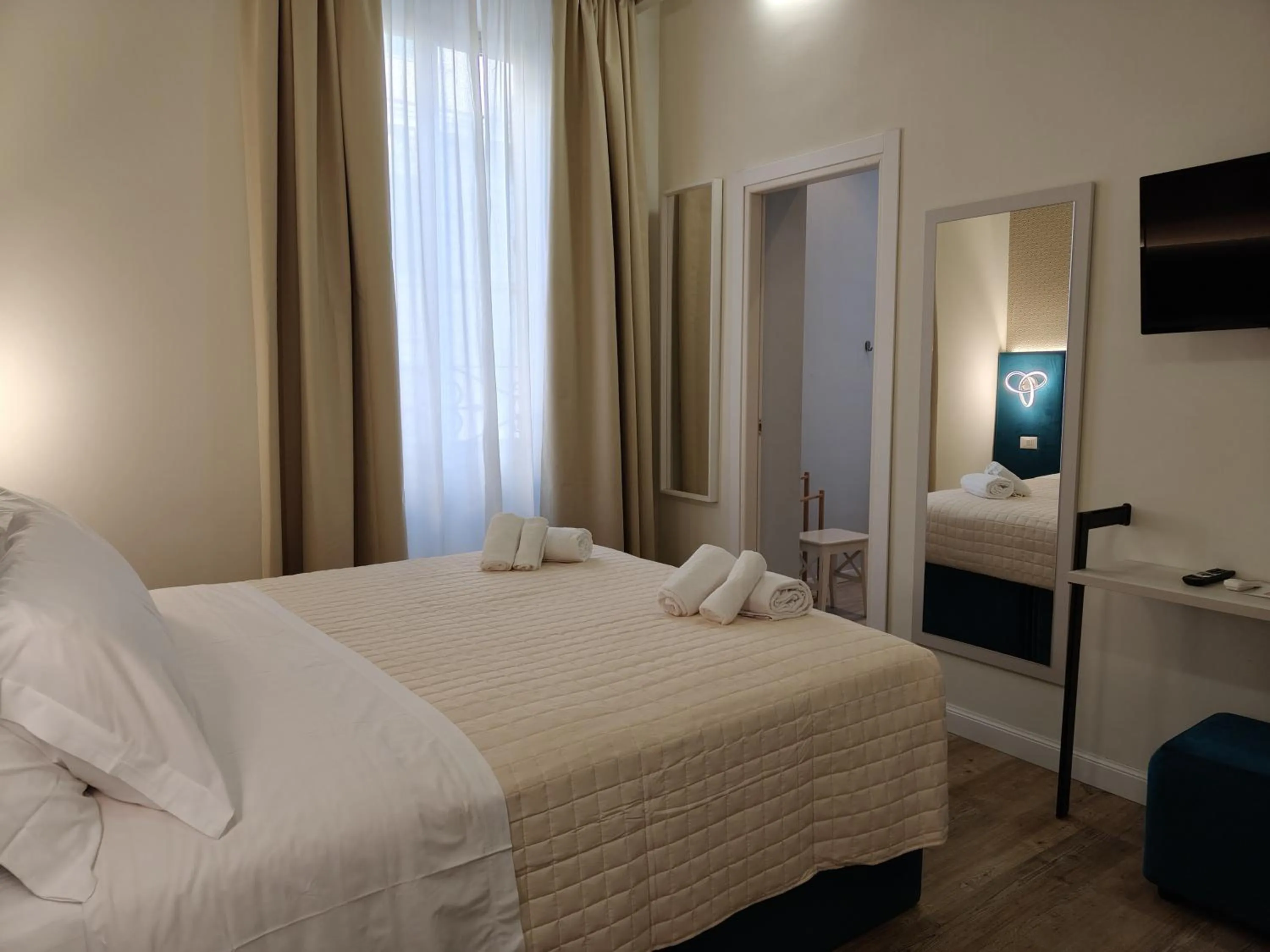 Bedroom, Bed in AmoRoma Suite