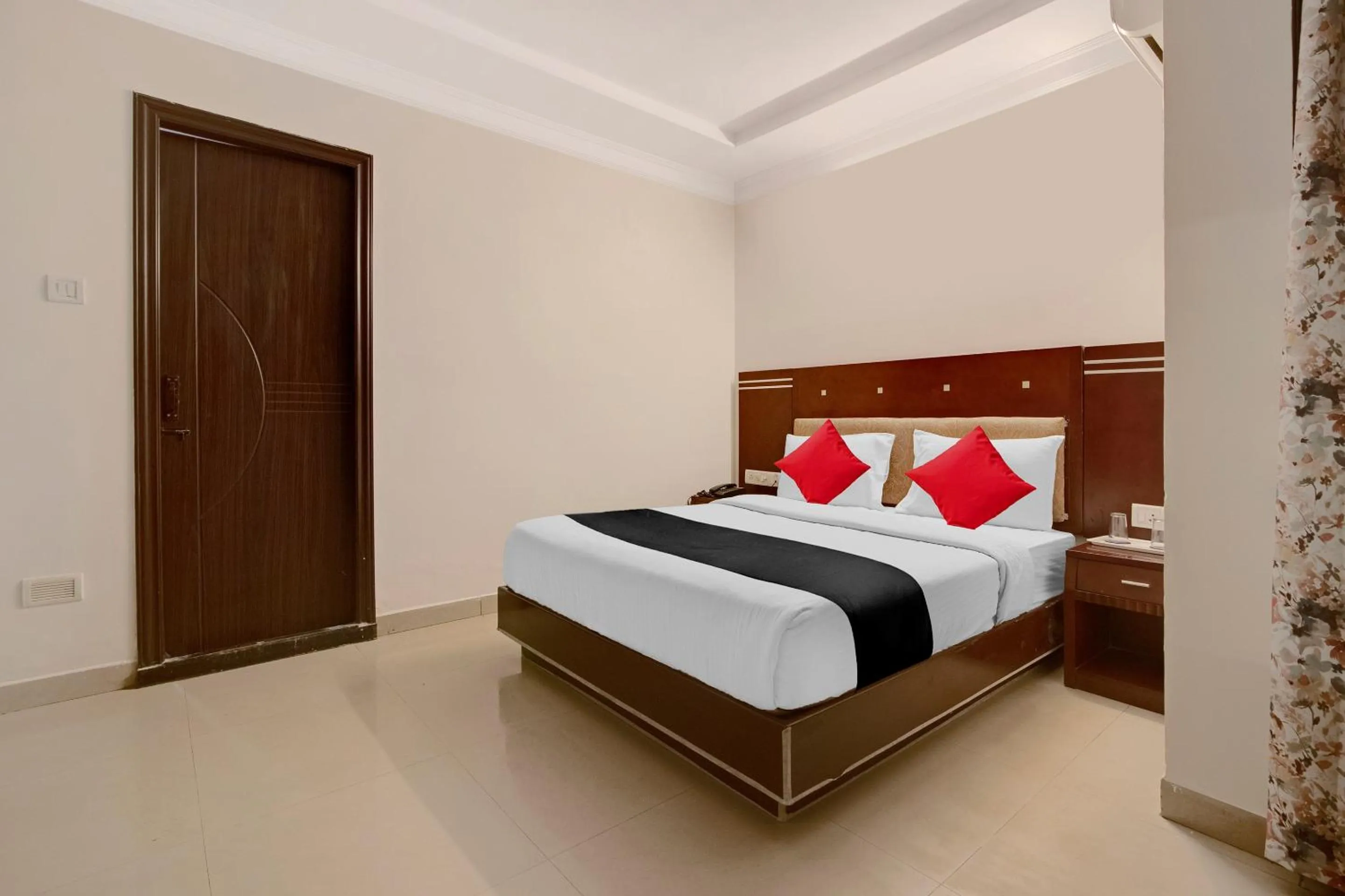Bedroom, Bed in Capital O Elegant Amethyst Business Hotel Near Ragigudda Sri Prasanna Anjaneyaswamy Temple