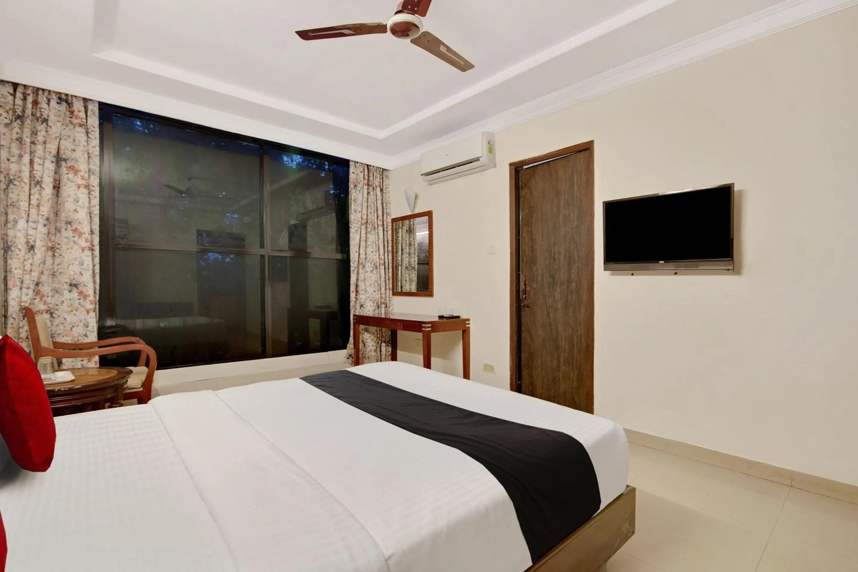 Bedroom, Bed in Capital O Elegant Amethyst Business Hotel Near Ragigudda Sri Prasanna Anjaneyaswamy Temple