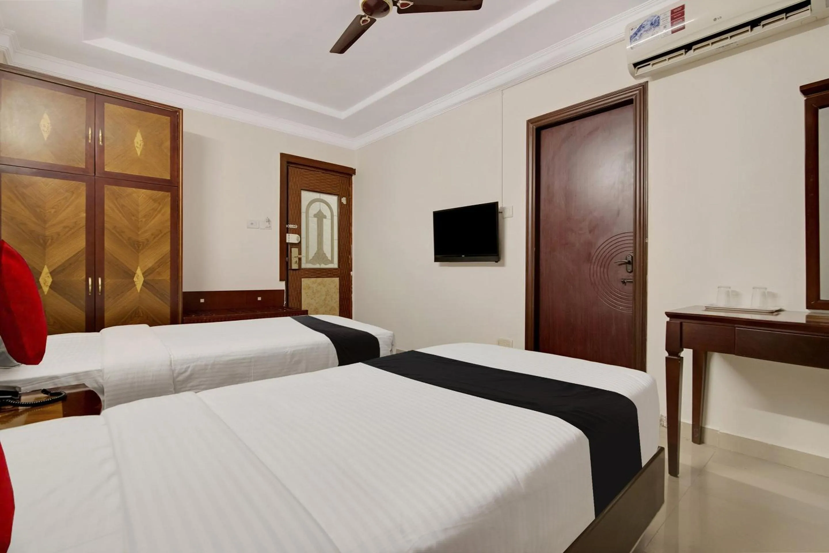 Bedroom, Bed in Capital O Elegant Amethyst Business Hotel Near Ragigudda Sri Prasanna Anjaneyaswamy Temple