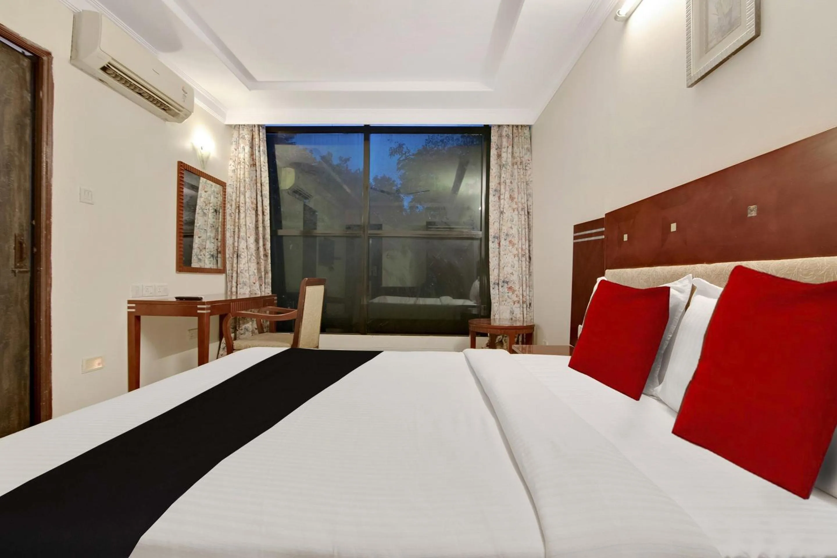 Bedroom, Bed in Capital O Elegant Amethyst Business Hotel Near Ragigudda Sri Prasanna Anjaneyaswamy Temple