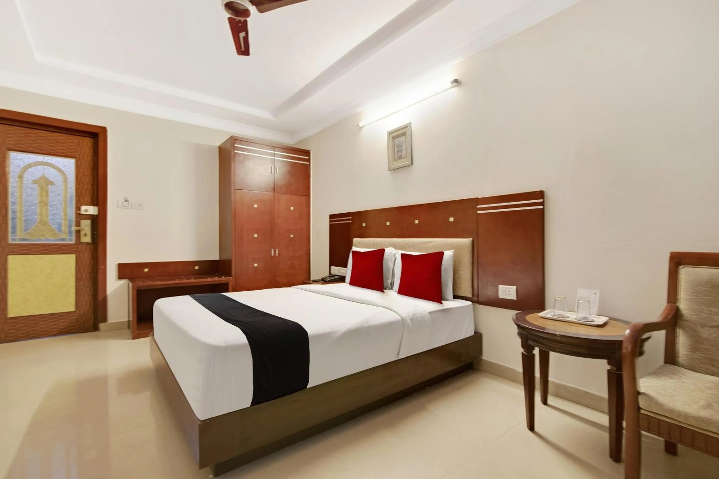 Bedroom, Bed in Capital O Elegant Amethyst Business Hotel Near Ragigudda Sri Prasanna Anjaneyaswamy Temple