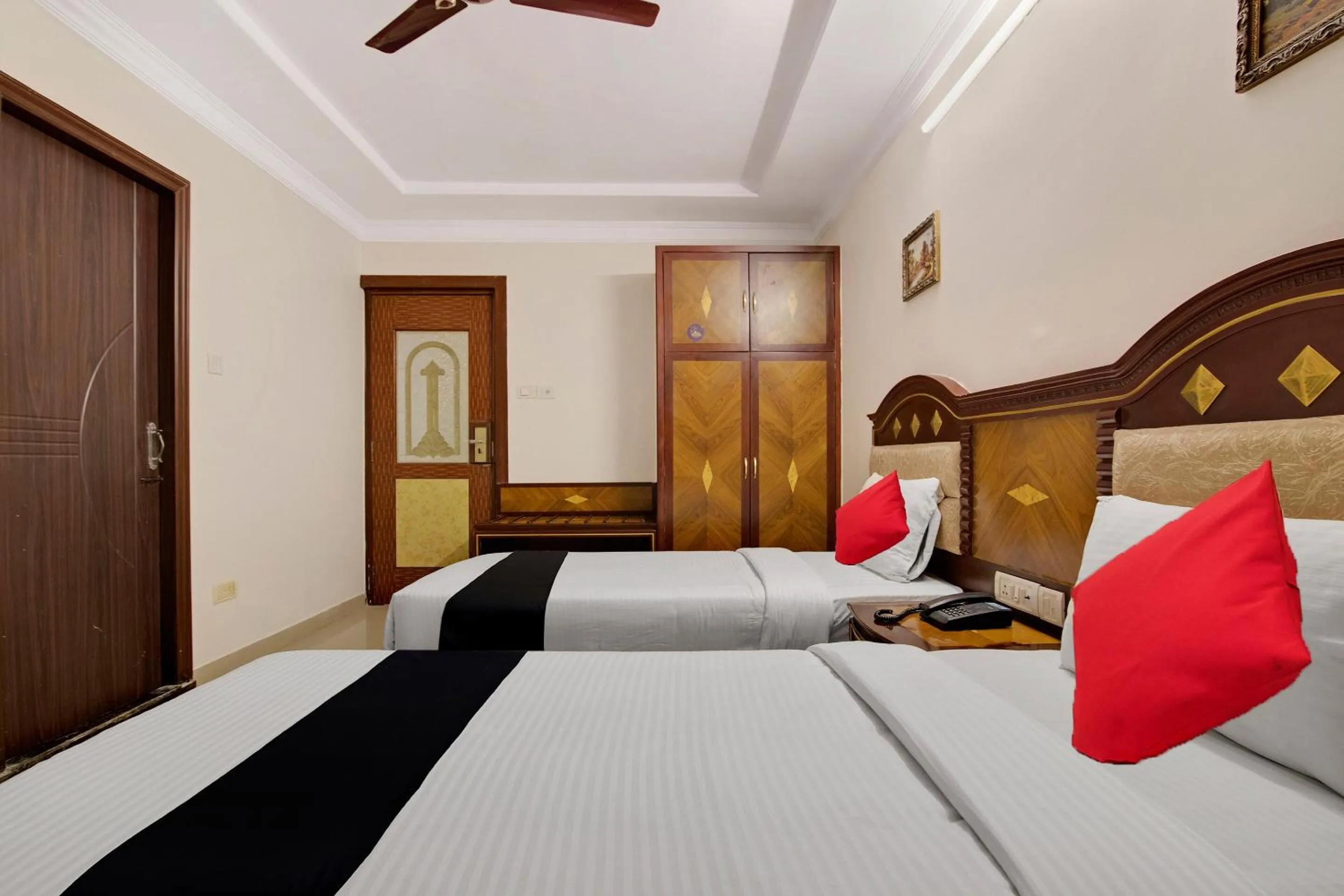 Bedroom, Bed in Capital O Elegant Amethyst Business Hotel Near Ragigudda Sri Prasanna Anjaneyaswamy Temple