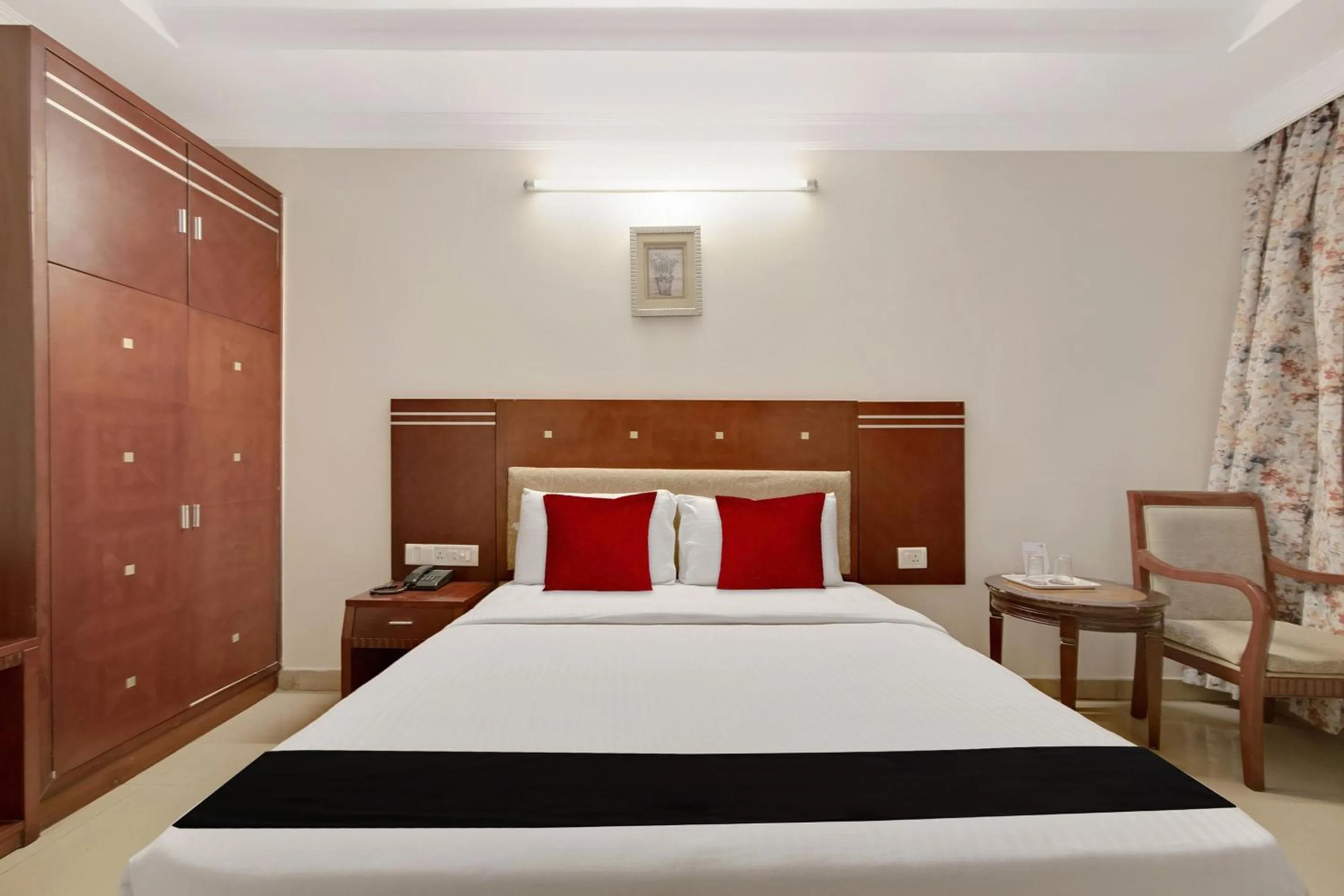 Bedroom, Bed in Capital O Elegant Amethyst Business Hotel Near Ragigudda Sri Prasanna Anjaneyaswamy Temple