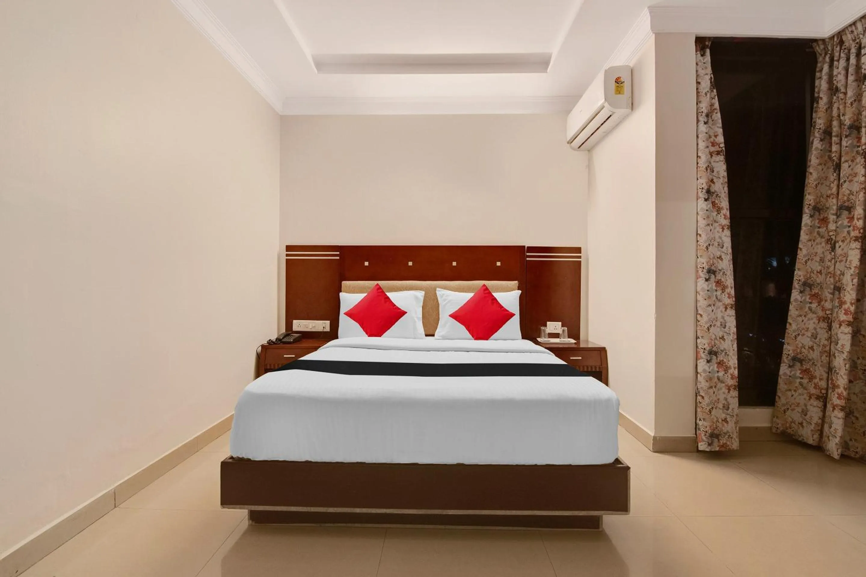 Bedroom, Bed in Capital O Elegant Amethyst Business Hotel Near Ragigudda Sri Prasanna Anjaneyaswamy Temple