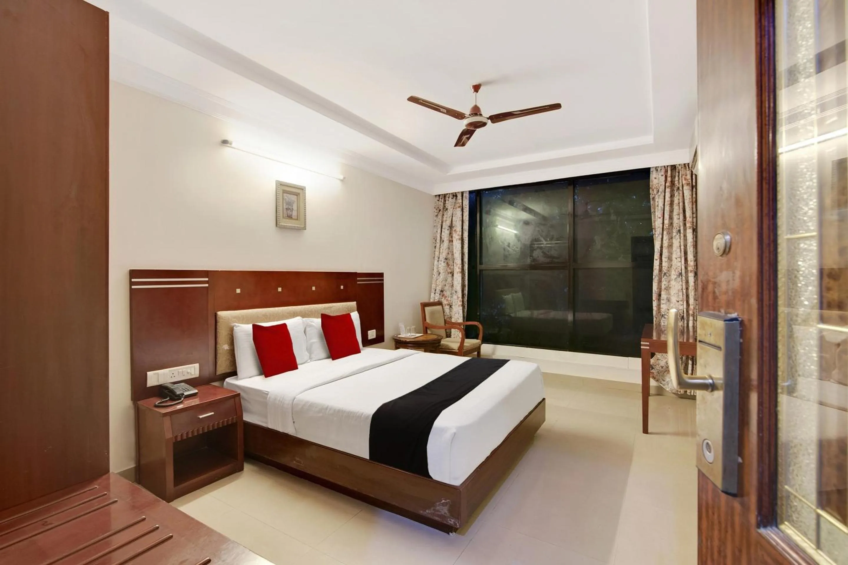Bedroom, Bed in Capital O Elegant Amethyst Business Hotel Near Ragigudda Sri Prasanna Anjaneyaswamy Temple
