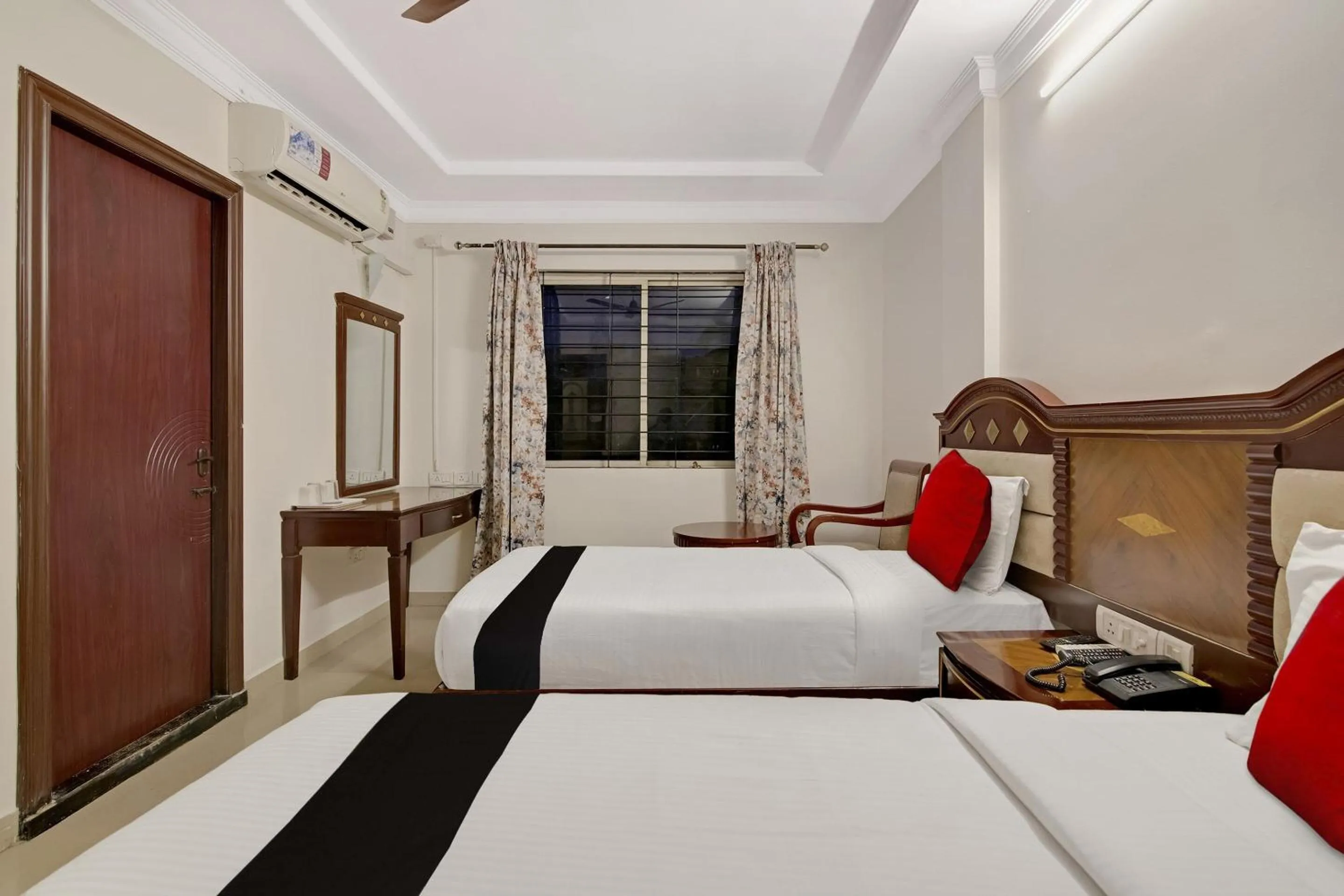 Bedroom, Bed in Capital O Elegant Amethyst Business Hotel Near Ragigudda Sri Prasanna Anjaneyaswamy Temple
