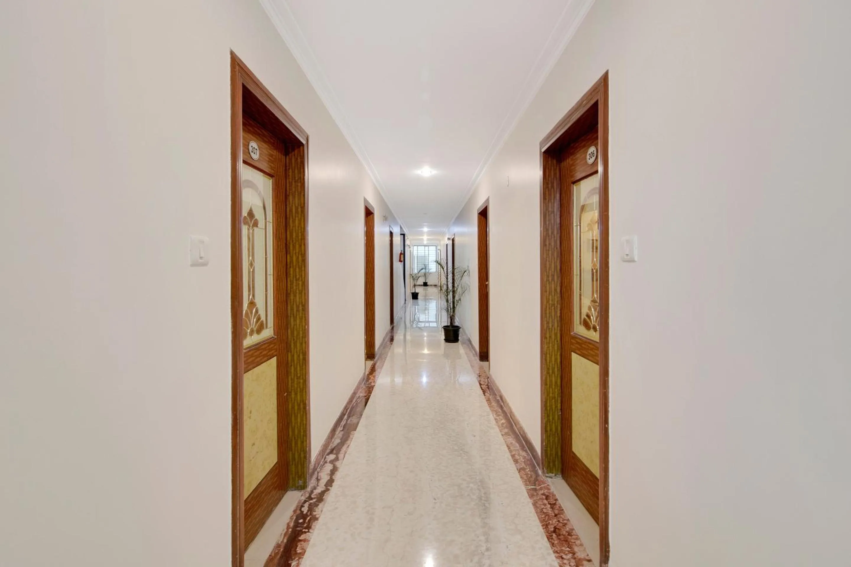 Lobby or reception in Capital O Elegant Amethyst Business Hotel Near Ragigudda Sri Prasanna Anjaneyaswamy Temple