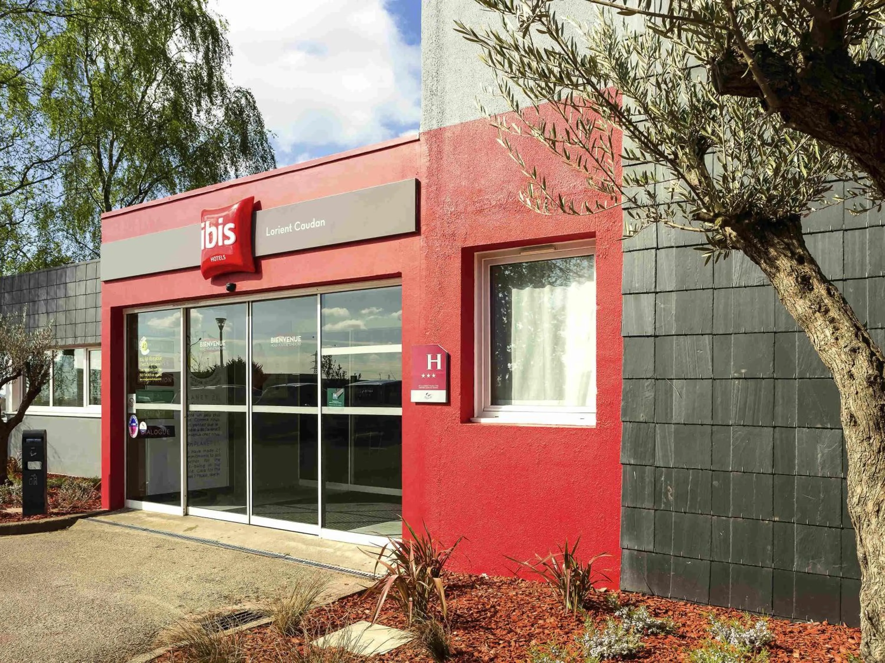 Property building in ibis Lorient Centre Hôtelier