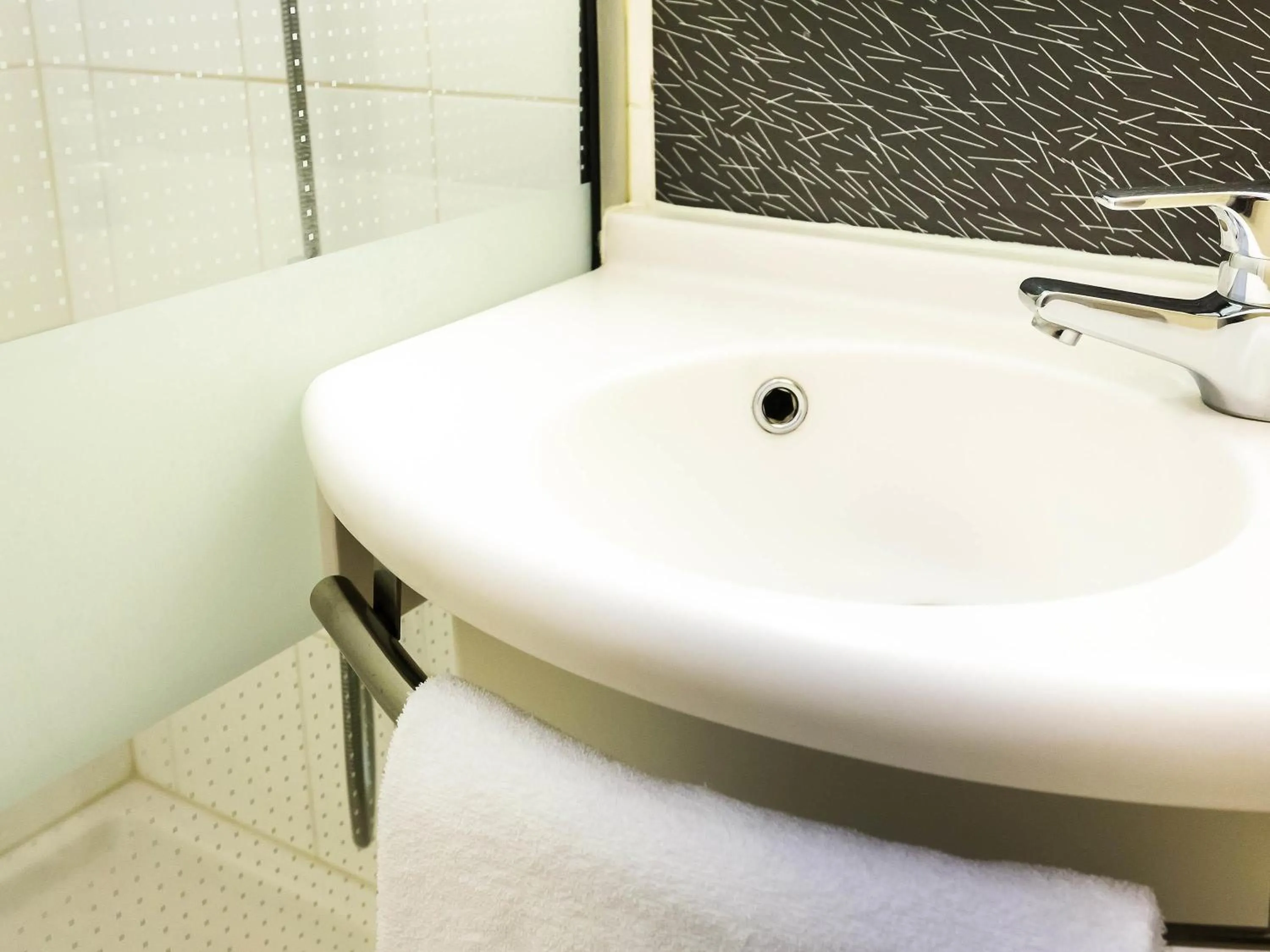 Bedroom in ibis Lorient Centre Hôtelier