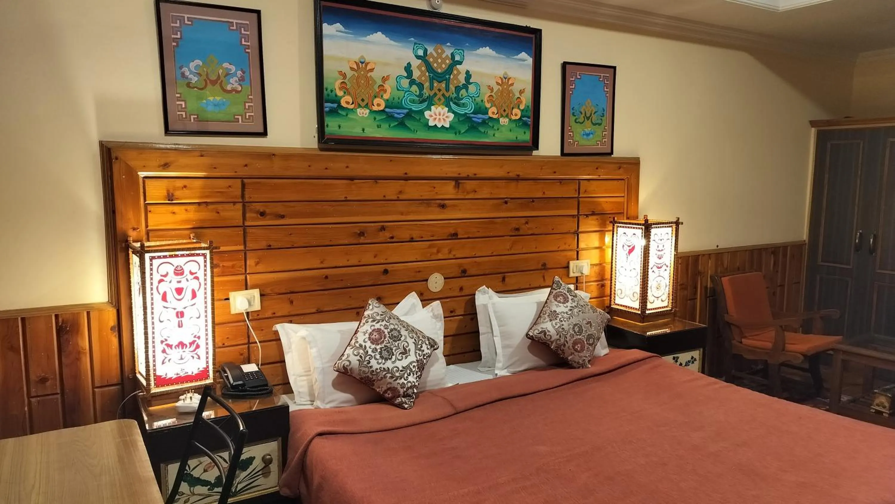 Bed in Auspiscious Him View Hotel
