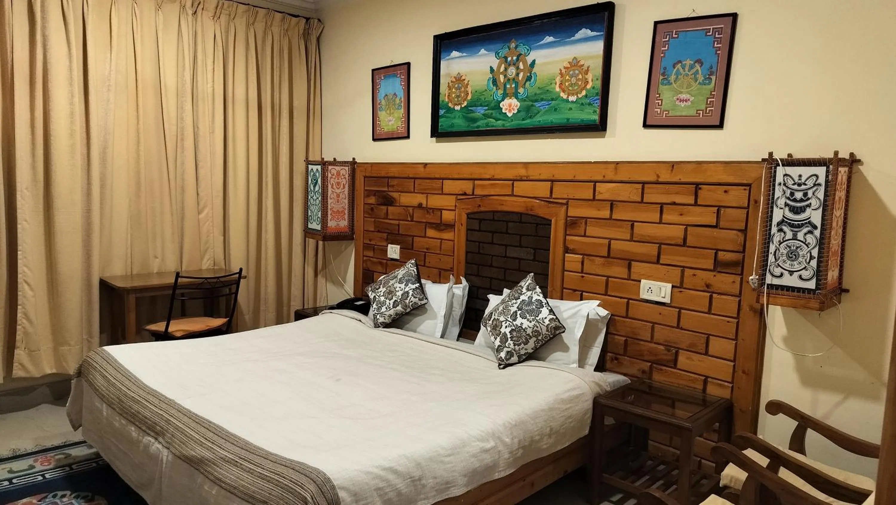 Bed in Auspiscious Him View Hotel