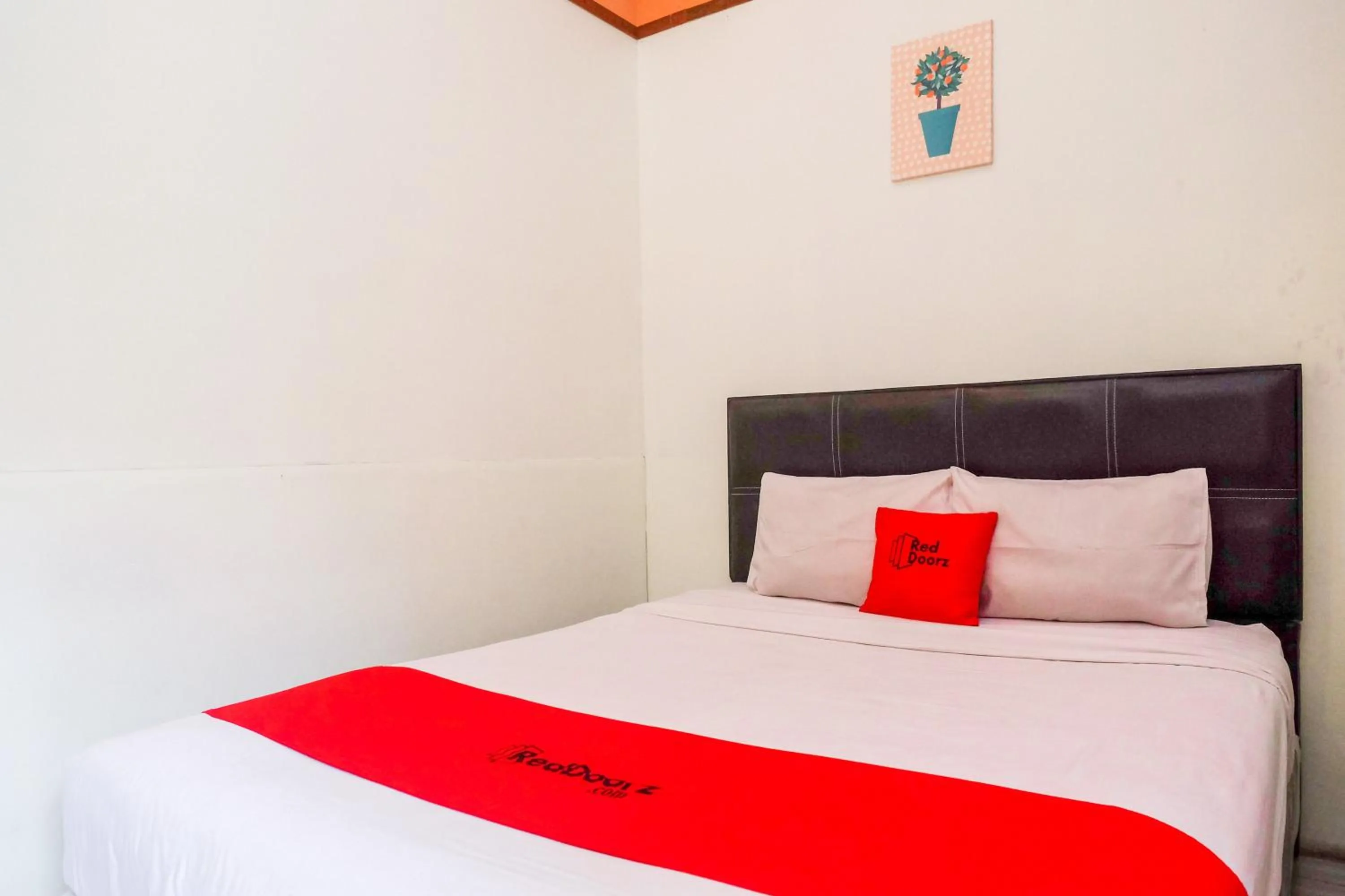 Bedroom, Bed in RedDoorz near Lotte Mart Maguwoharjo Yogyakarta