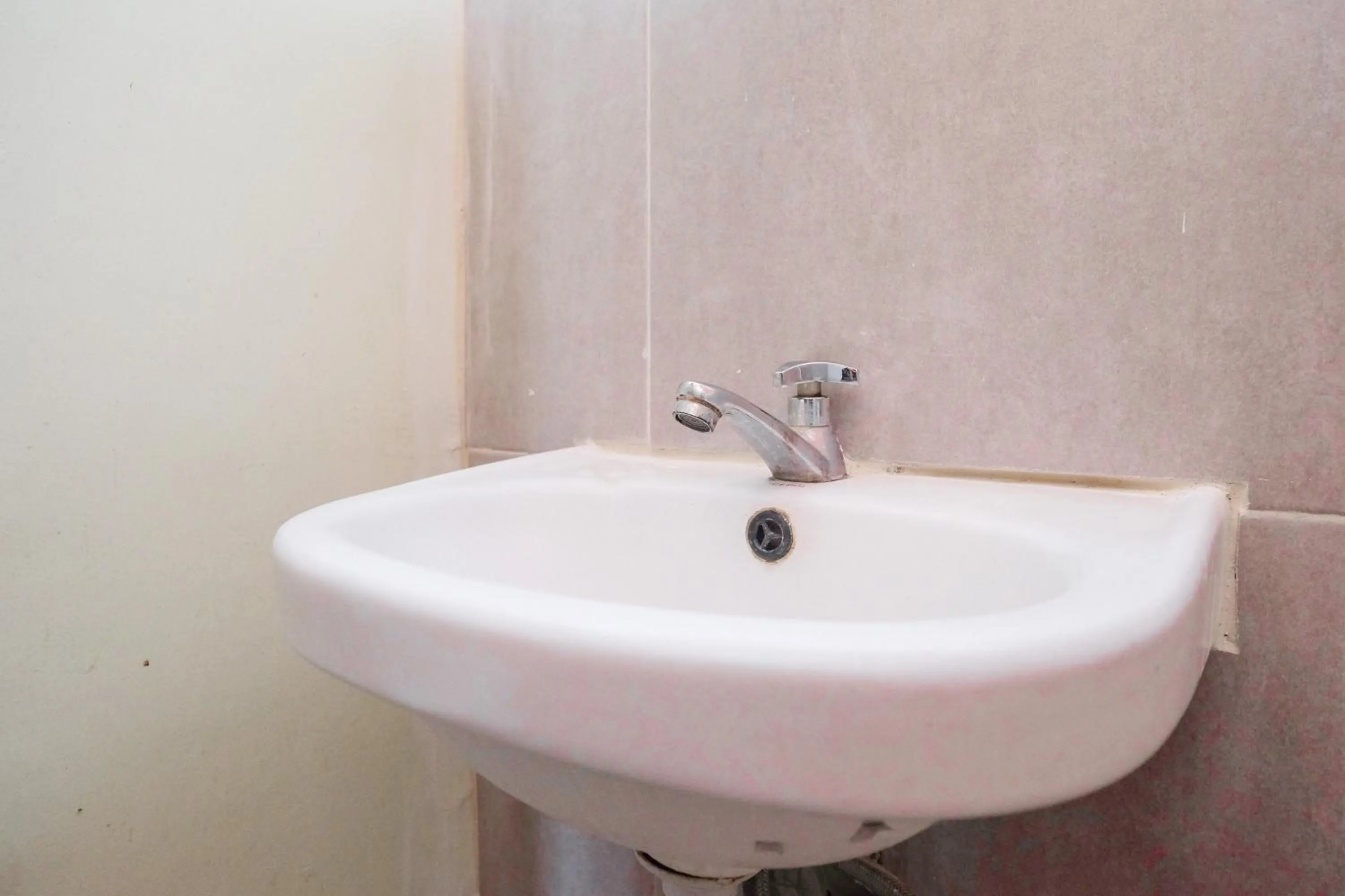 Bathroom in RedDoorz near Lotte Mart Maguwoharjo Yogyakarta