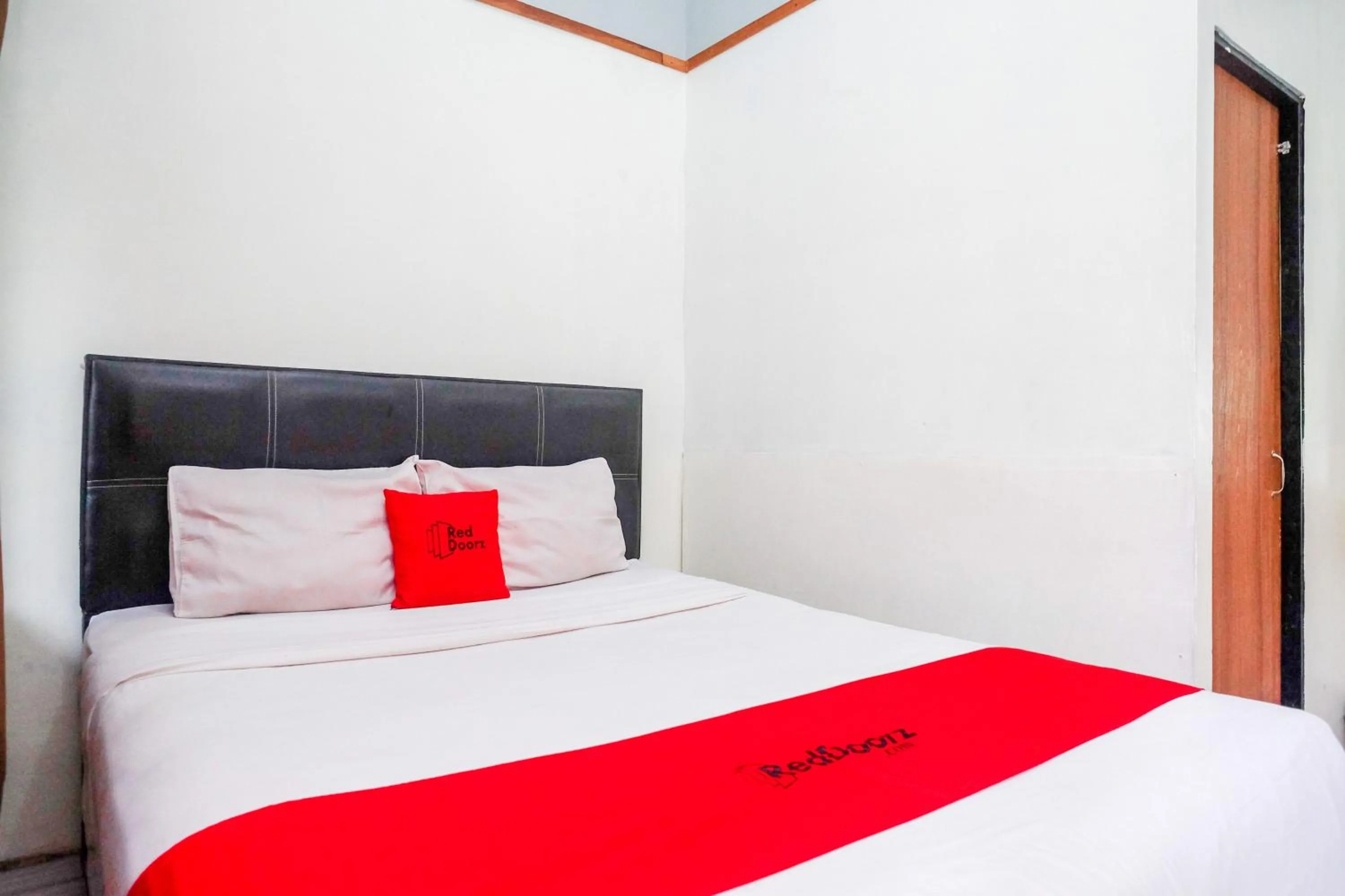 Bedroom, Bed in RedDoorz near Lotte Mart Maguwoharjo Yogyakarta