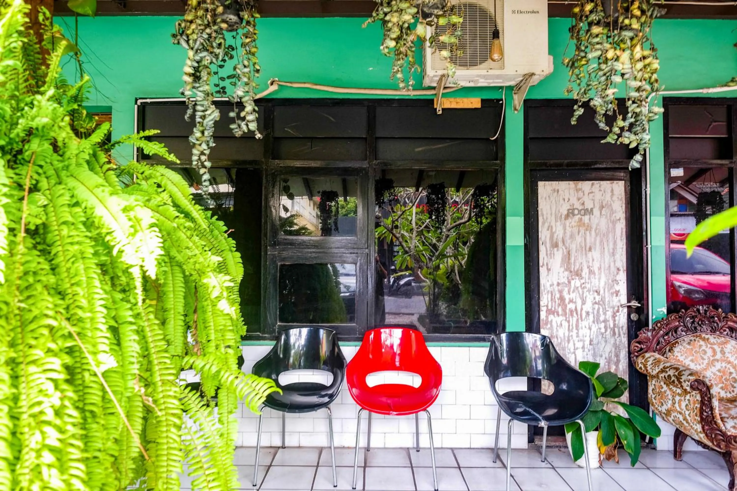 Seating area in RedDoorz near Lotte Mart Maguwoharjo Yogyakarta