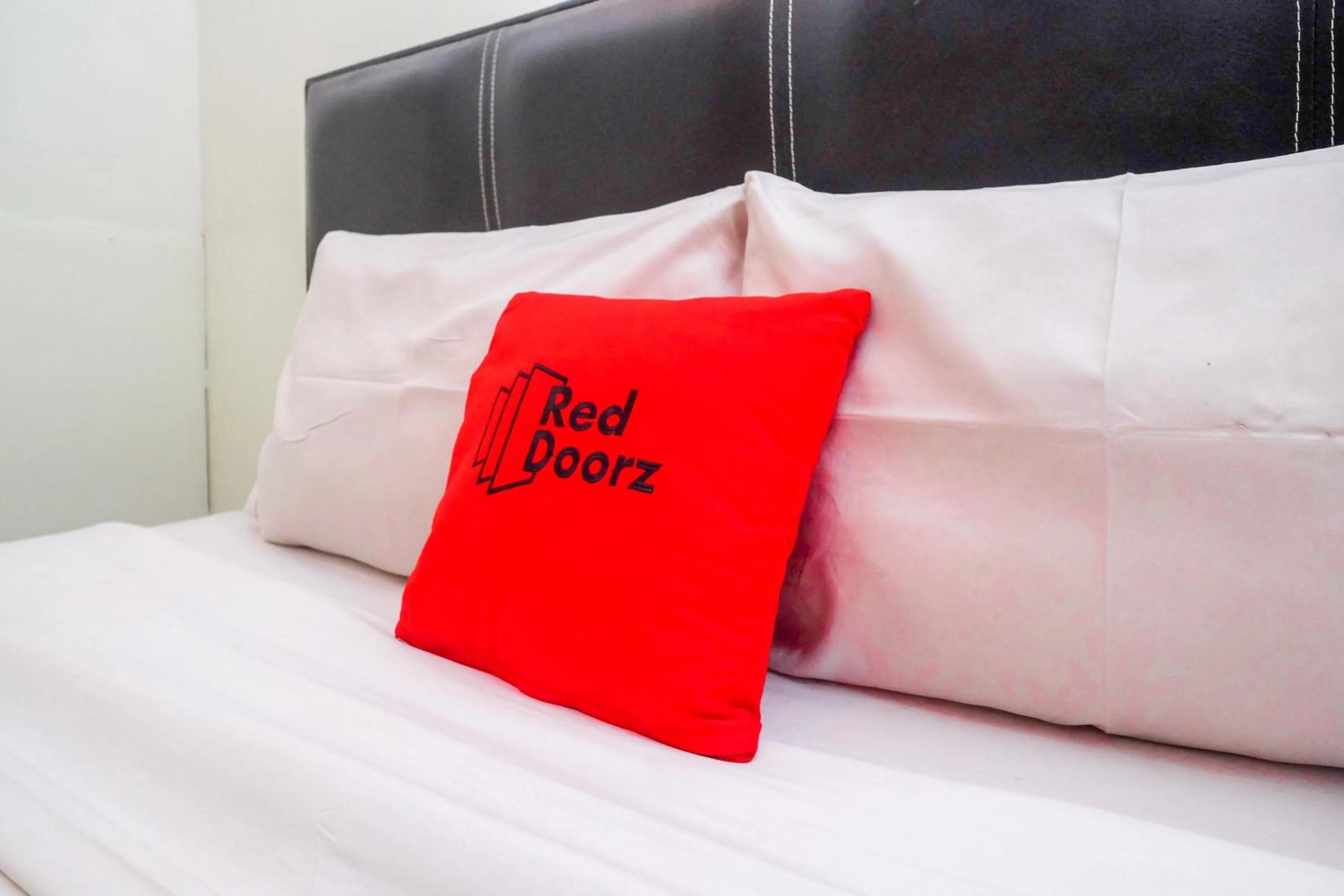 Bedroom, Bed in RedDoorz near Lotte Mart Maguwoharjo Yogyakarta