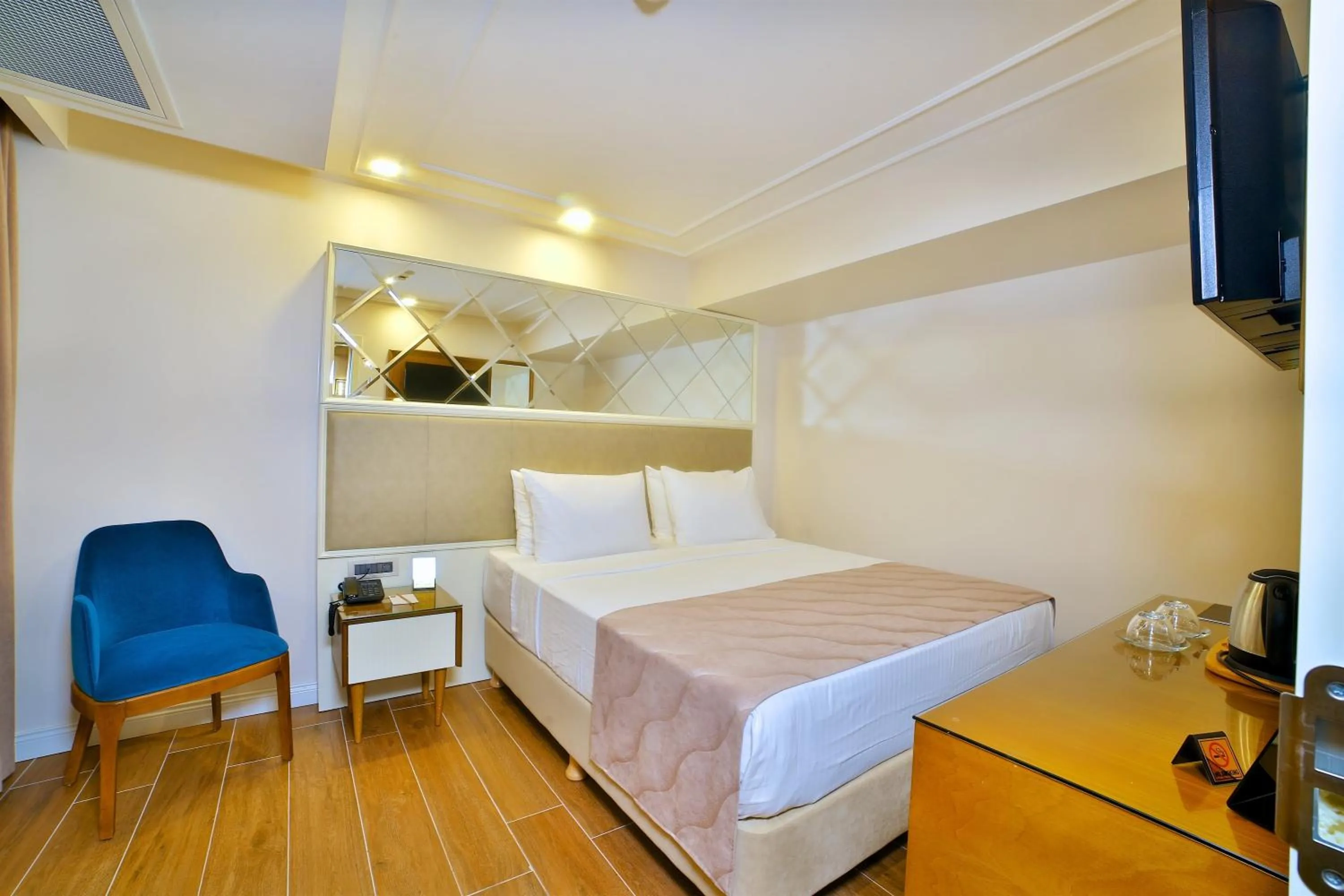 TV and multimedia, Bed in SORRISO HOTEL DUE