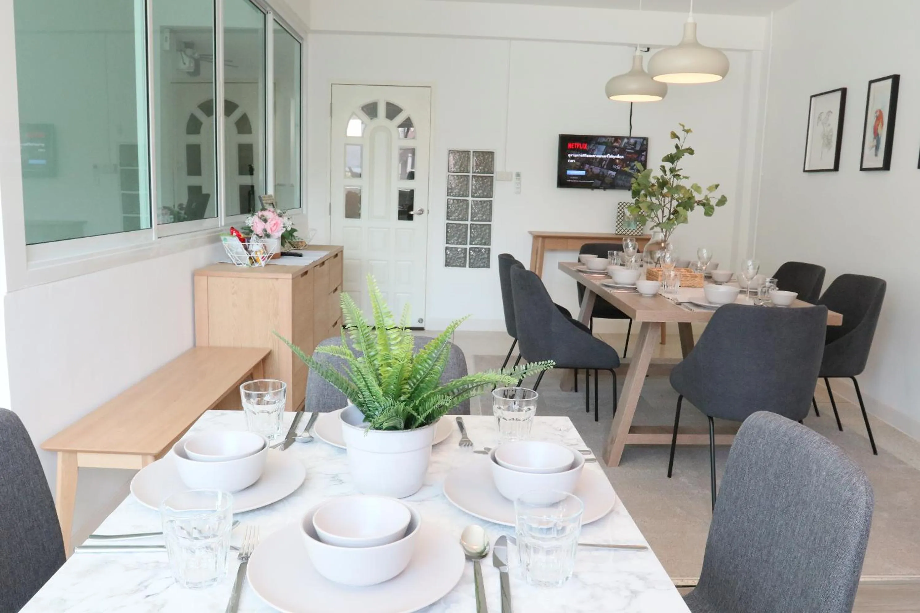 Restaurant/places to eat in Airee Premier Residence