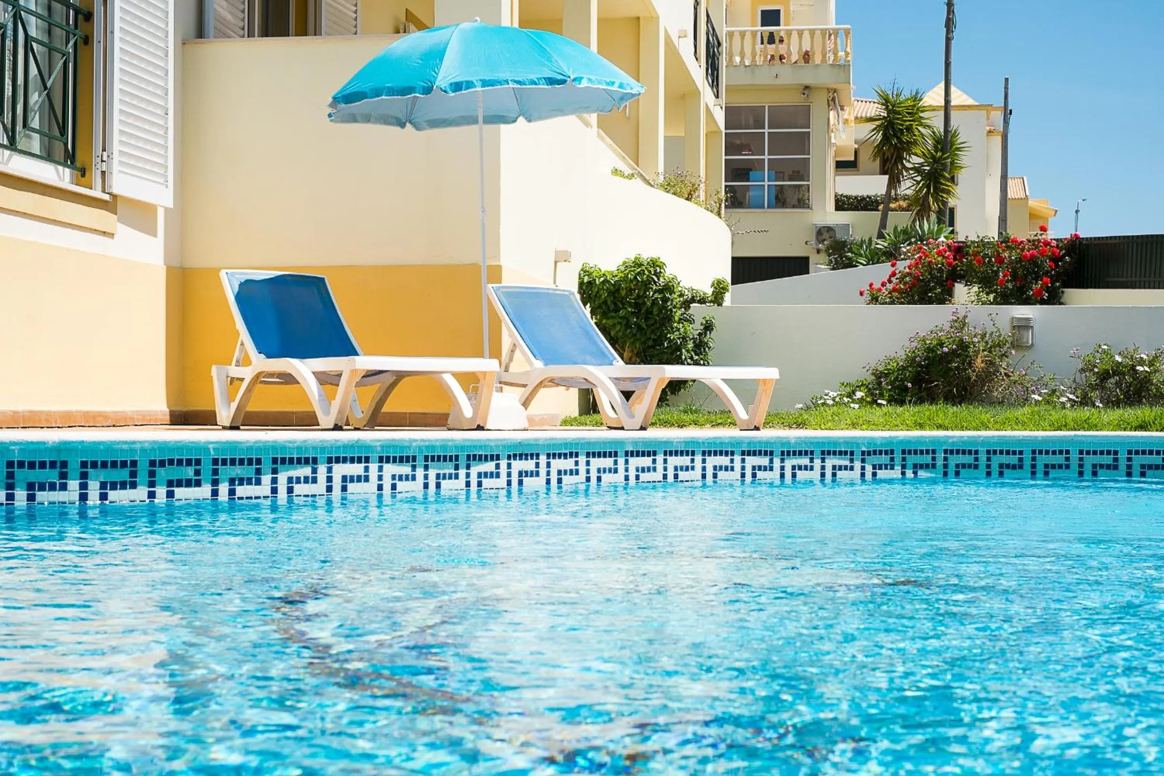 Swimming pool in Apartamentos Benvindo by Umbral