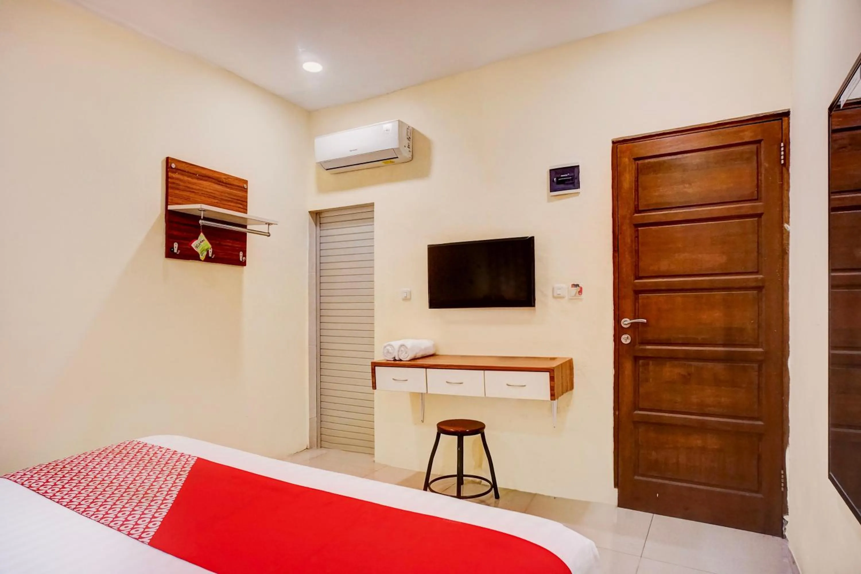 Bedroom, Bed in Hotel O Medan City Near Sun Plaza Formerly Residence Anugrah