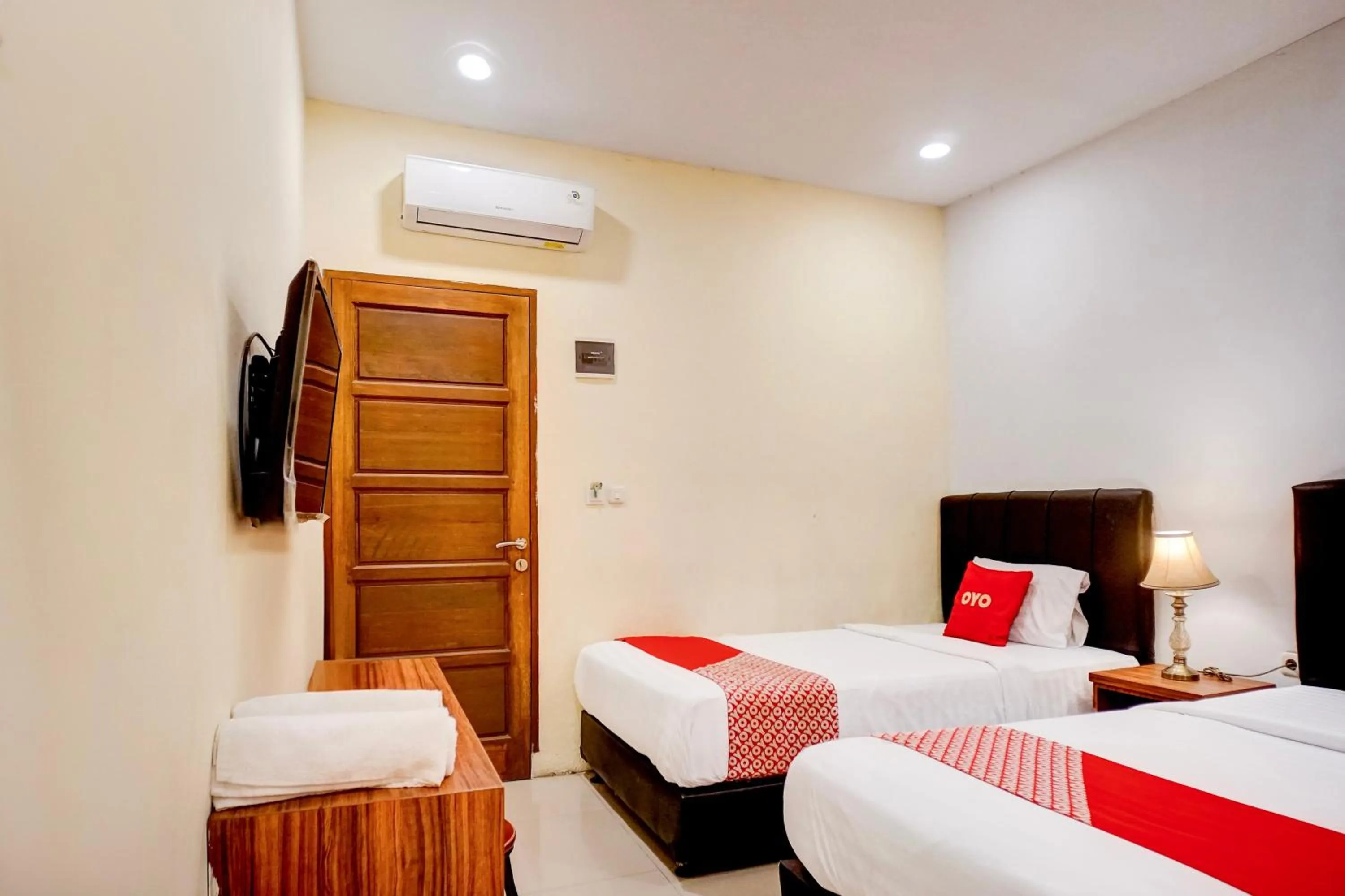 Bedroom, Bed in Hotel O Medan City Near Sun Plaza Formerly Residence Anugrah
