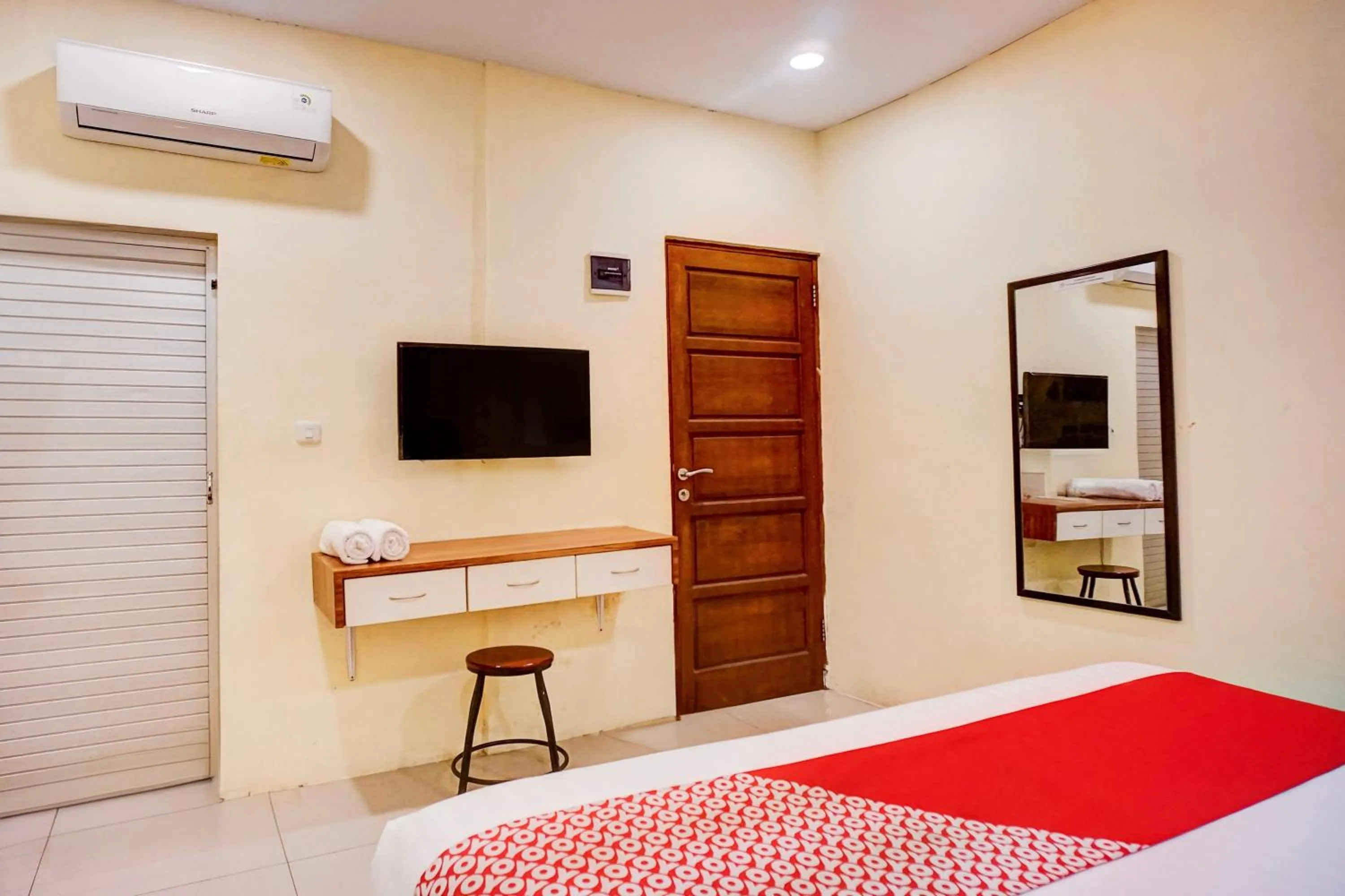Bedroom, Bed in Hotel O Medan City Near Sun Plaza Formerly Residence Anugrah