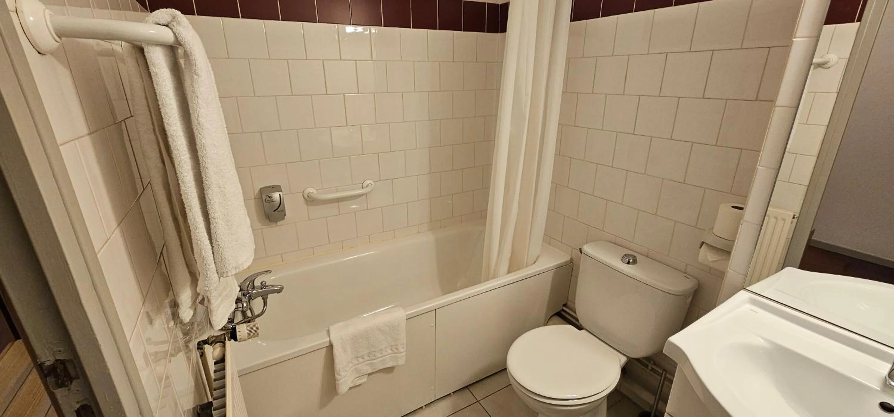 Bathroom in Hotel Lyon Sud, Pierre Benite, St Genis Laval