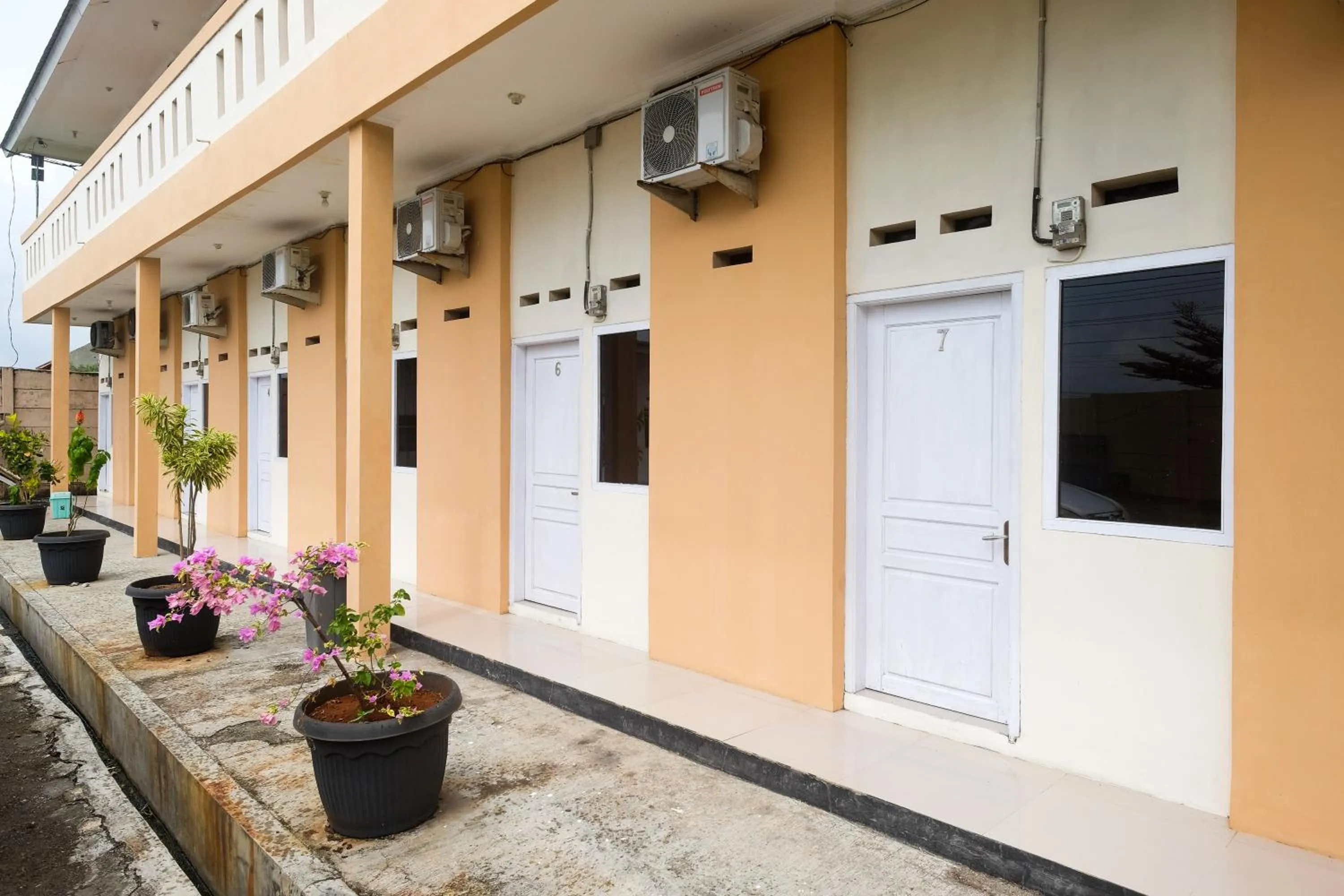 Property building in RedDoorz at Putri Syariah Brebes