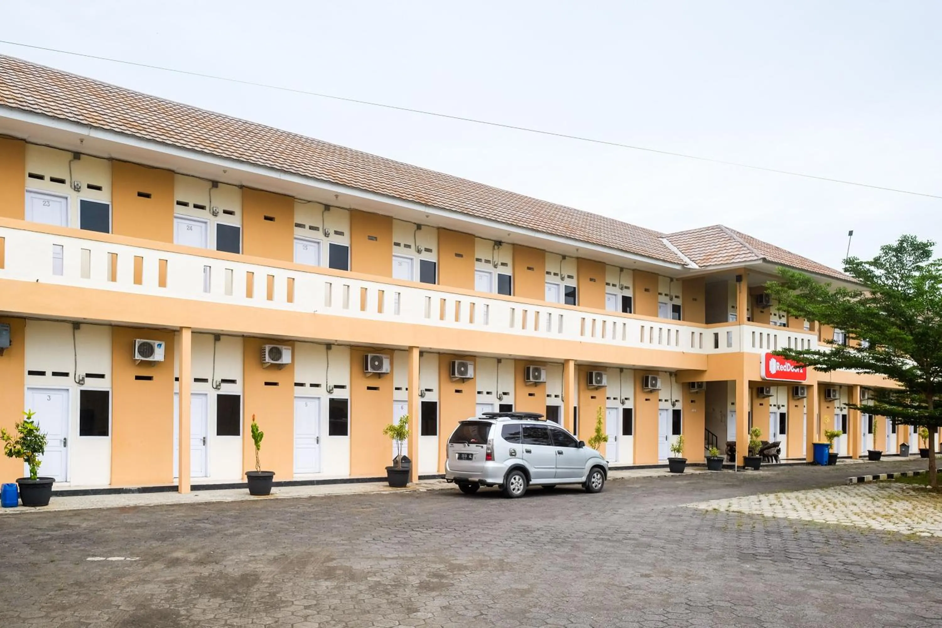 Property building in RedDoorz at Putri Syariah Brebes